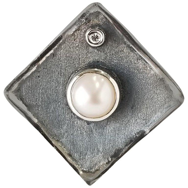 Yianni Creations Breiter Ring aus feinem Silber und oxidiertem Rhodium mit Perlen und Diamanten im Angebot