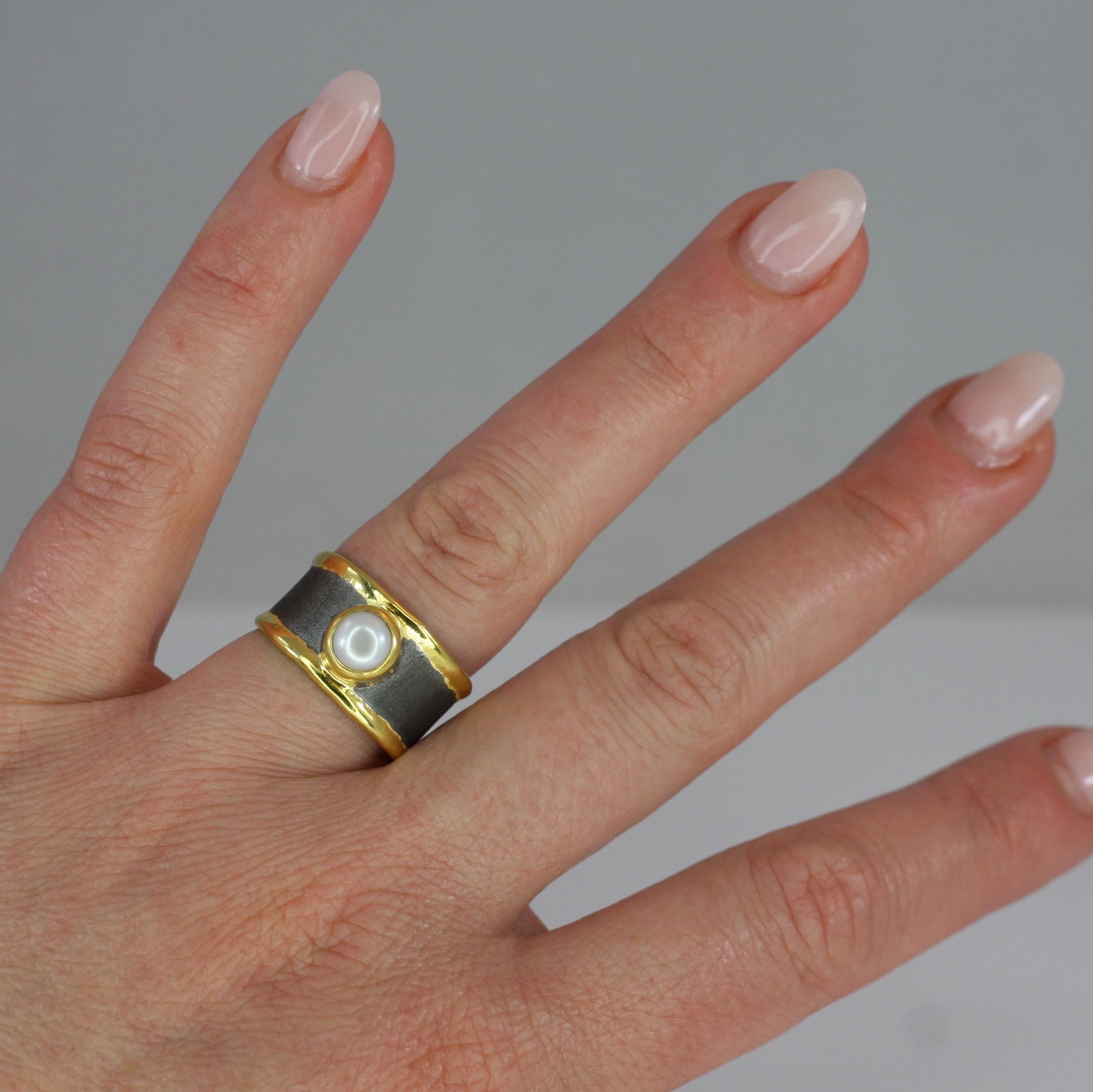 Men's and women's Yianni Creations Eclyps Collection fully handmade artisan band ring made from Fine silver plated with rhodium and decorated with a thick overlay of 24 Karat yellow gold. This band features 7mm Freshwater pearl. Contact us for free