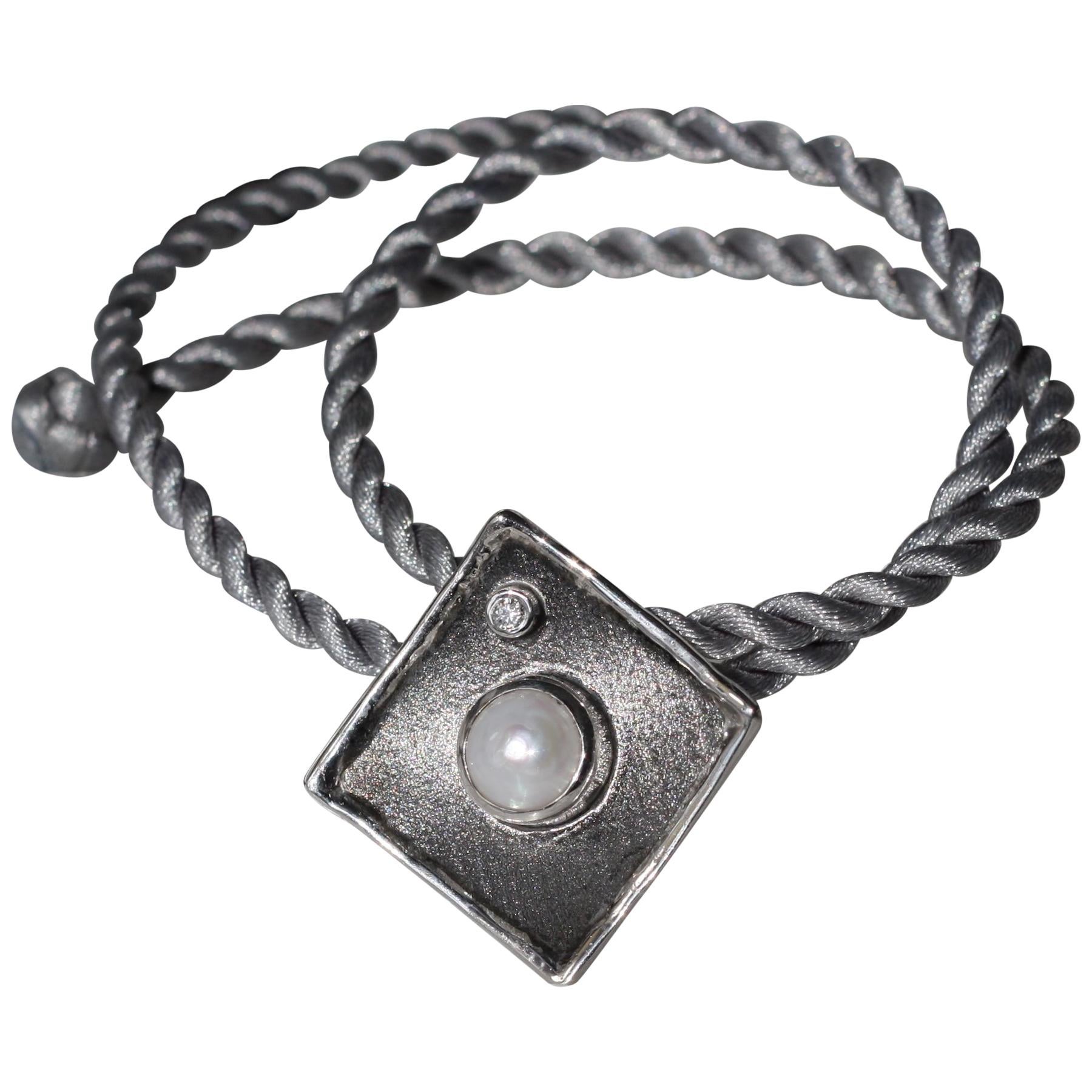 Yianni Creations Collier à pendentif géométrique en argent rhodié fin avec perles et diamants