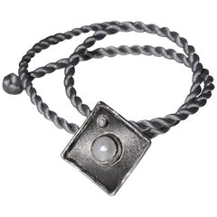 Yianni Creations Collier à pendentif géométrique en argent rhodié fin avec perles et diamants