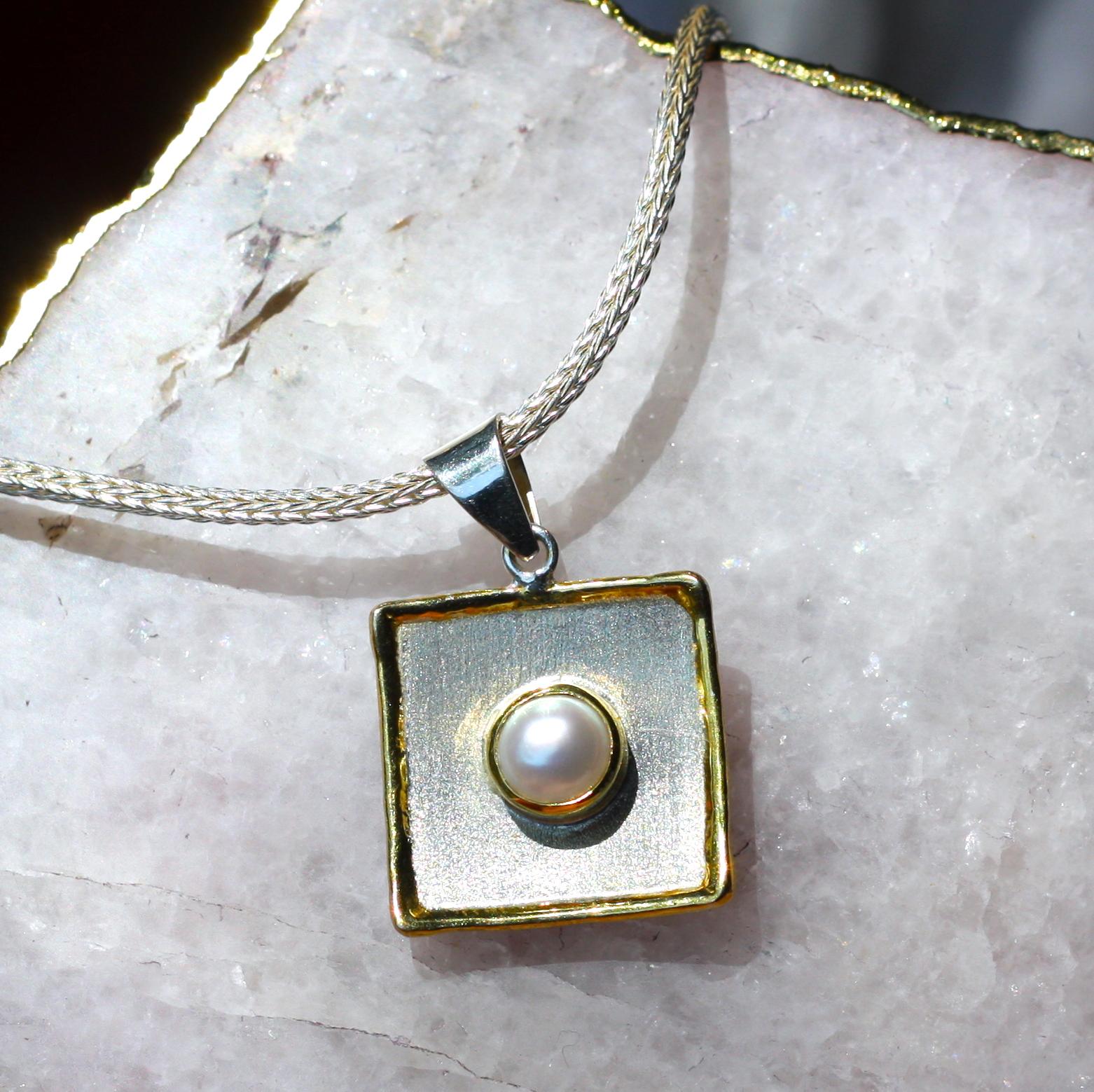 Yianni Creations Ciondolo quadrato con perle in argento 24 carati e oro bicolore in vendita 4