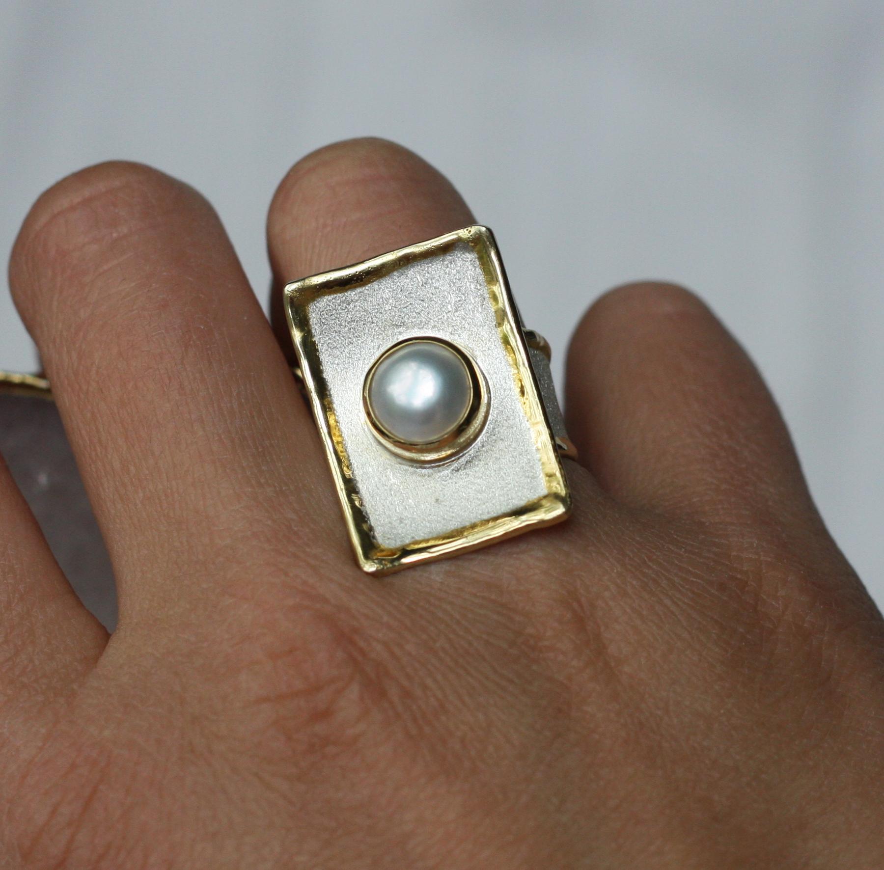 Contemporaneo Yianni Creations Anello rettangolare bicolore con perle in argento e oro 24 carati in vendita