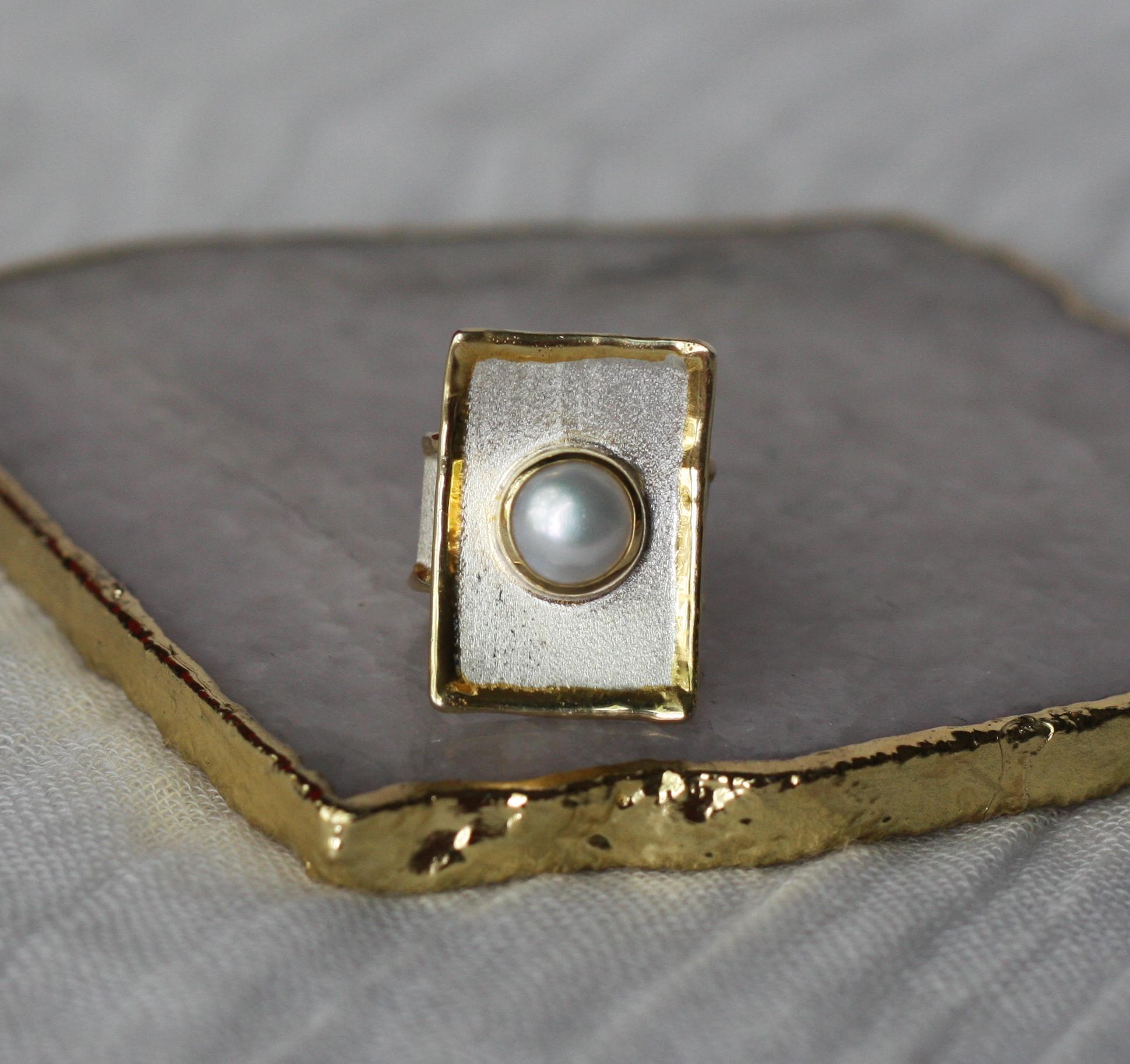 Yianni Creations Zweifarbiger rechteckiger Ring aus feinem Silber und 24 Karat Gold mit Perlen (Rundschliff) im Angebot
