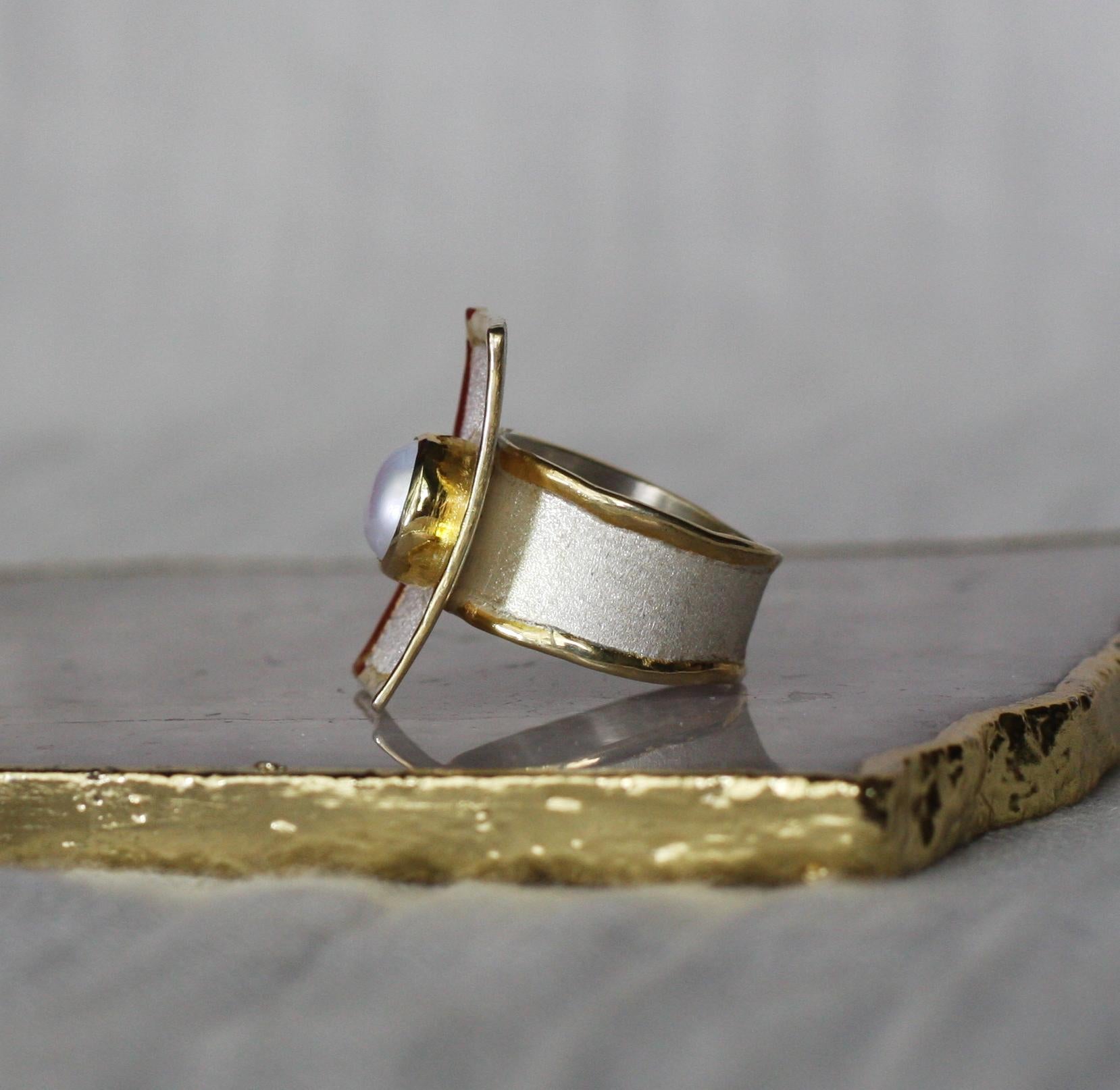 Yianni Creations Zweifarbiger rechteckiger Ring aus feinem Silber und 24 Karat Gold mit Perlen Damen im Angebot
