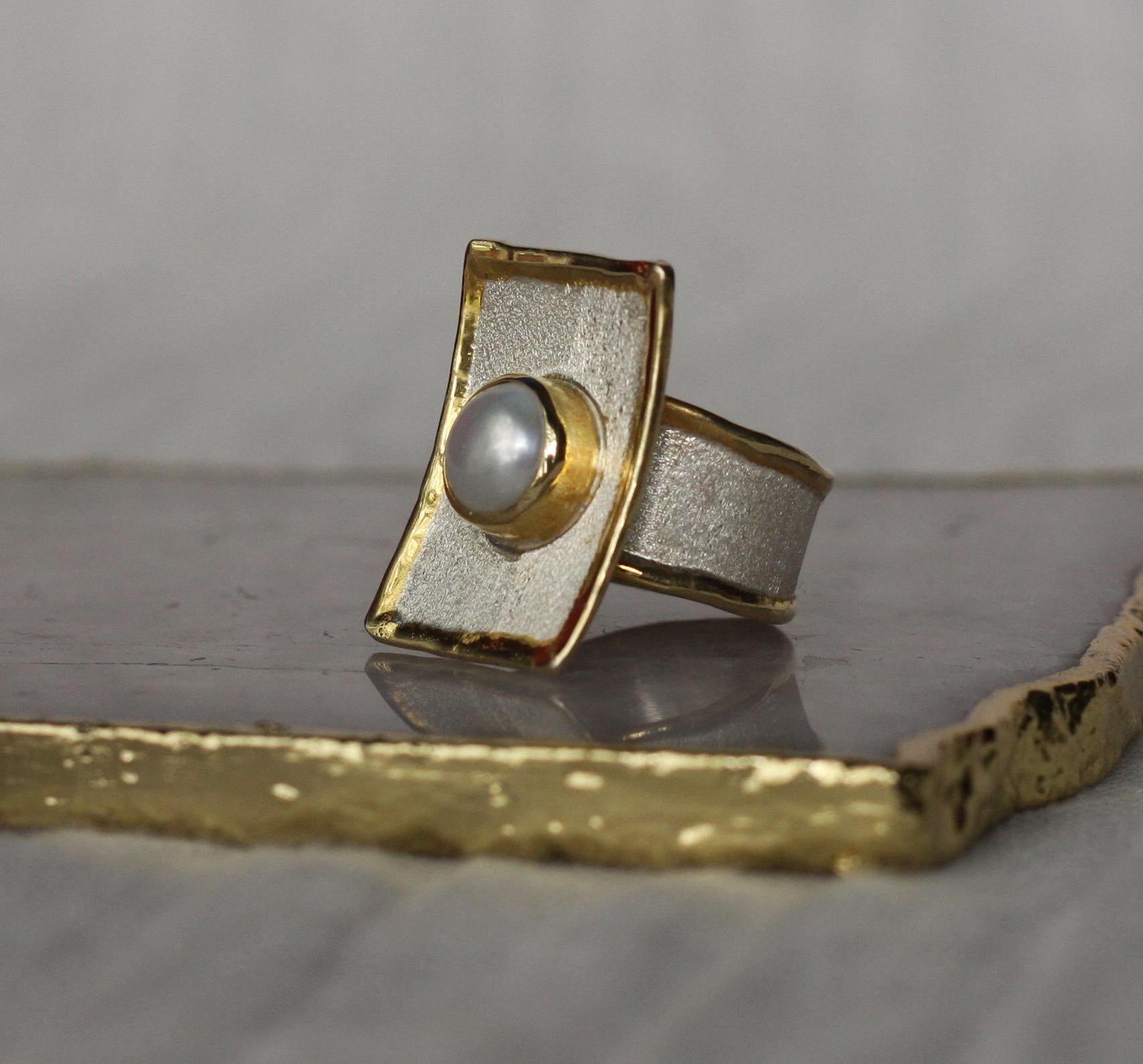 Yianni Creations Bague rectangulaire en argent fin et or 24 carats bicolore avec perles en vente 2