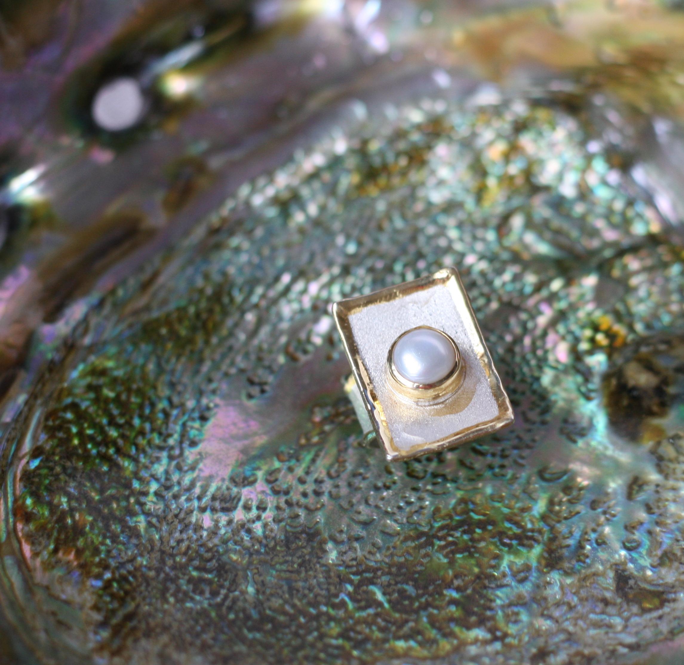 Yianni Creations Bague rectangulaire en argent fin et or 24 carats bicolore avec perles en vente 3