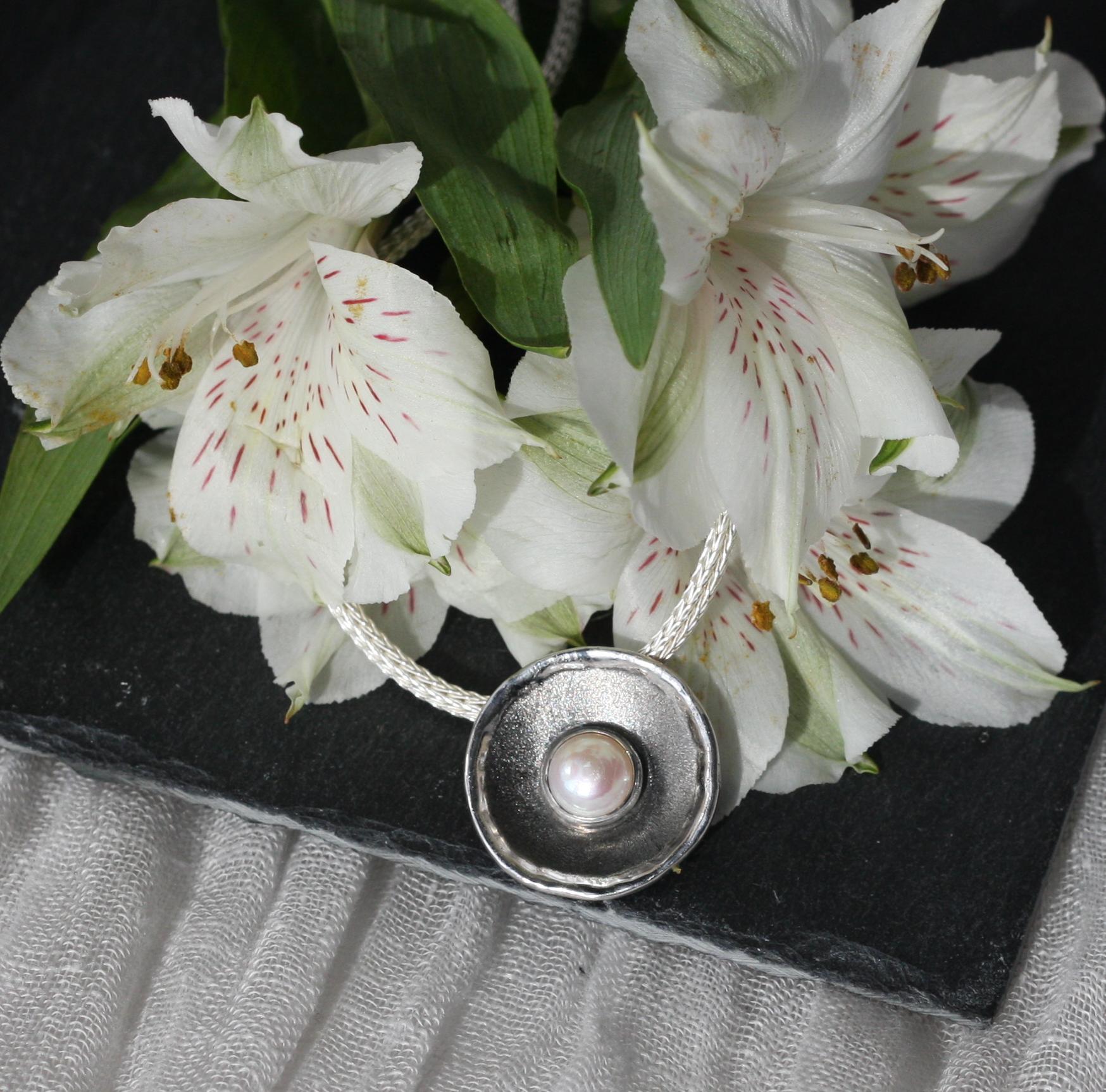 Yianni Creations Perle Fein Silber und Gold Zweifarbiger Anhänger mit Seil Halskette im Angebot 6