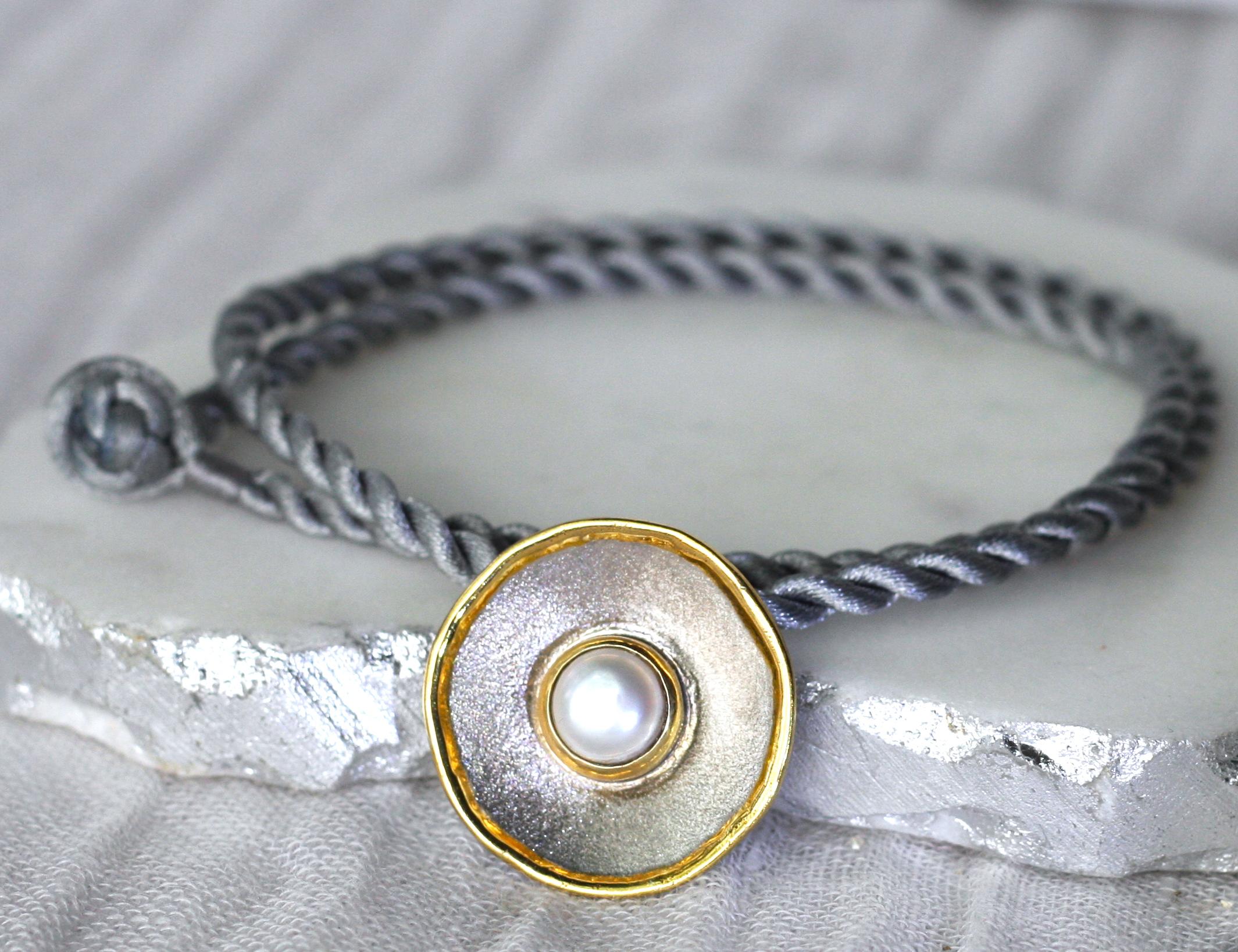 Yianni Creations Perle Fein Silber und Gold Zweifarbiger Anhänger mit Seil Halskette im Angebot 12