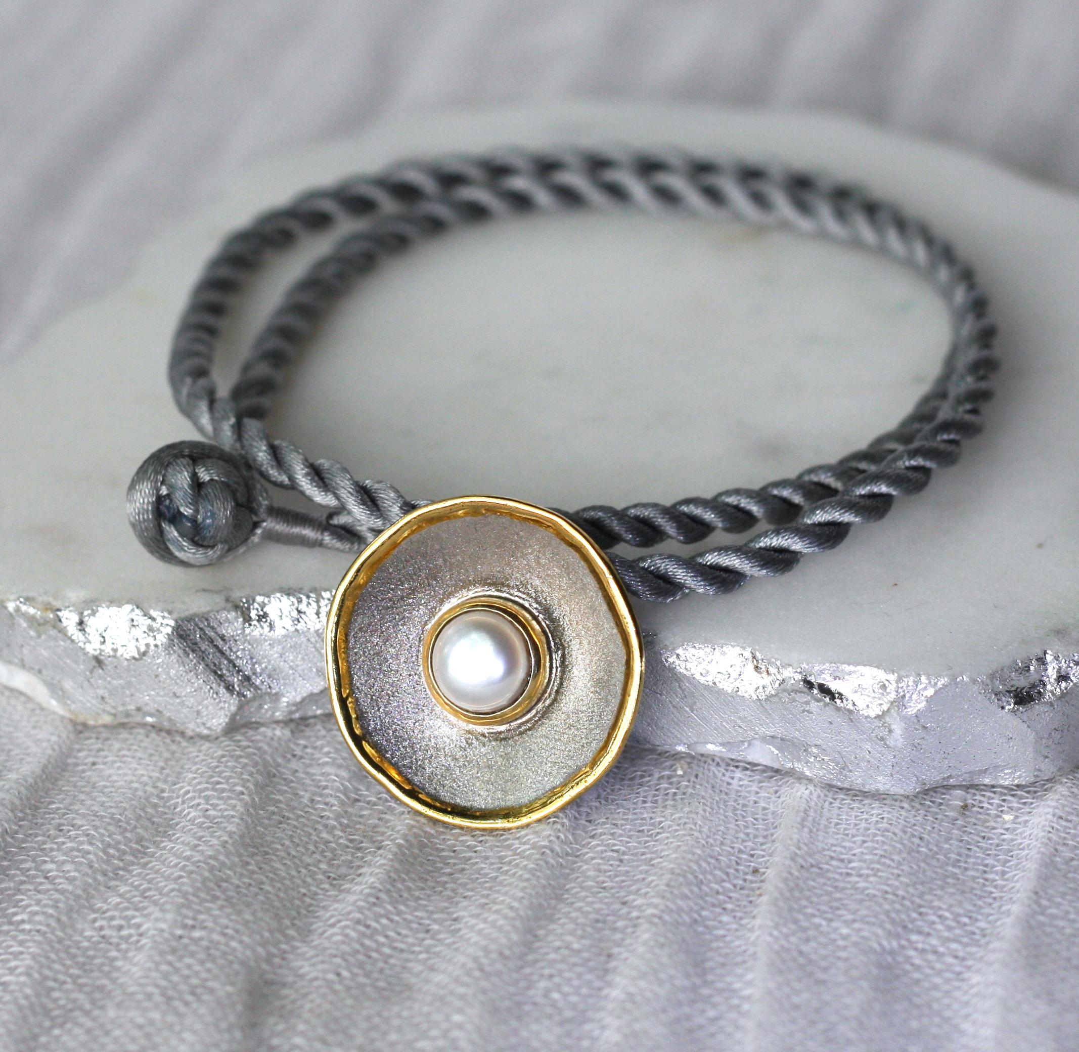 Yianni Creations Perle Fein Silber und Gold Zweifarbiger Anhänger mit Seil Halskette (Zeitgenössisch) im Angebot