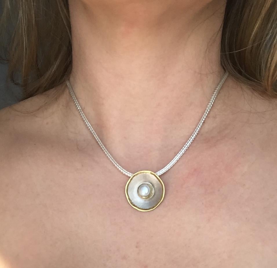 Yianni Creations Perle Fein Silber und Gold Zweifarbiger Anhänger mit Seil Halskette (Rundschliff) im Angebot