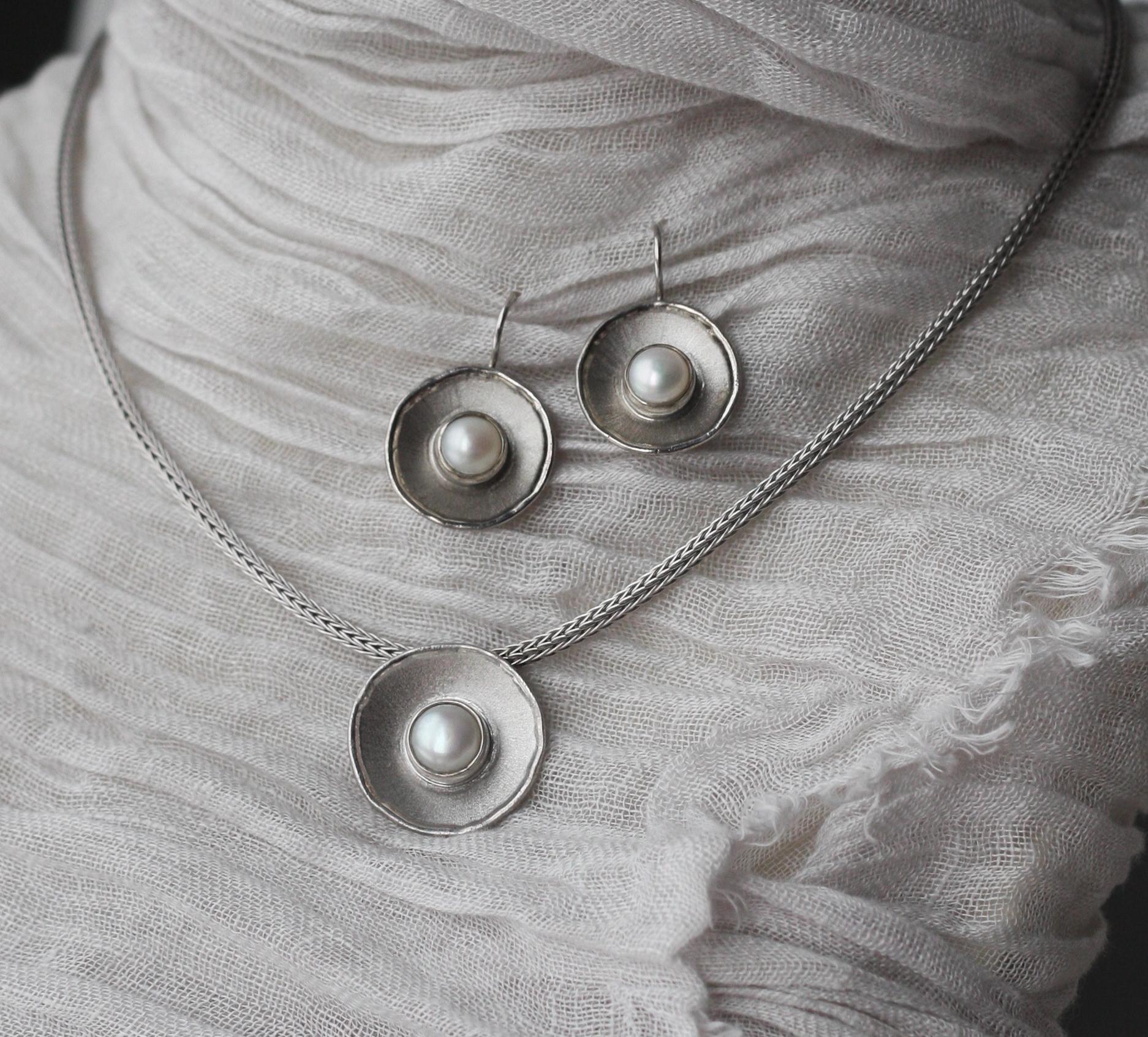 Yianni Creations Orecchini rotondi con perle in argento e palladio in vendita 4