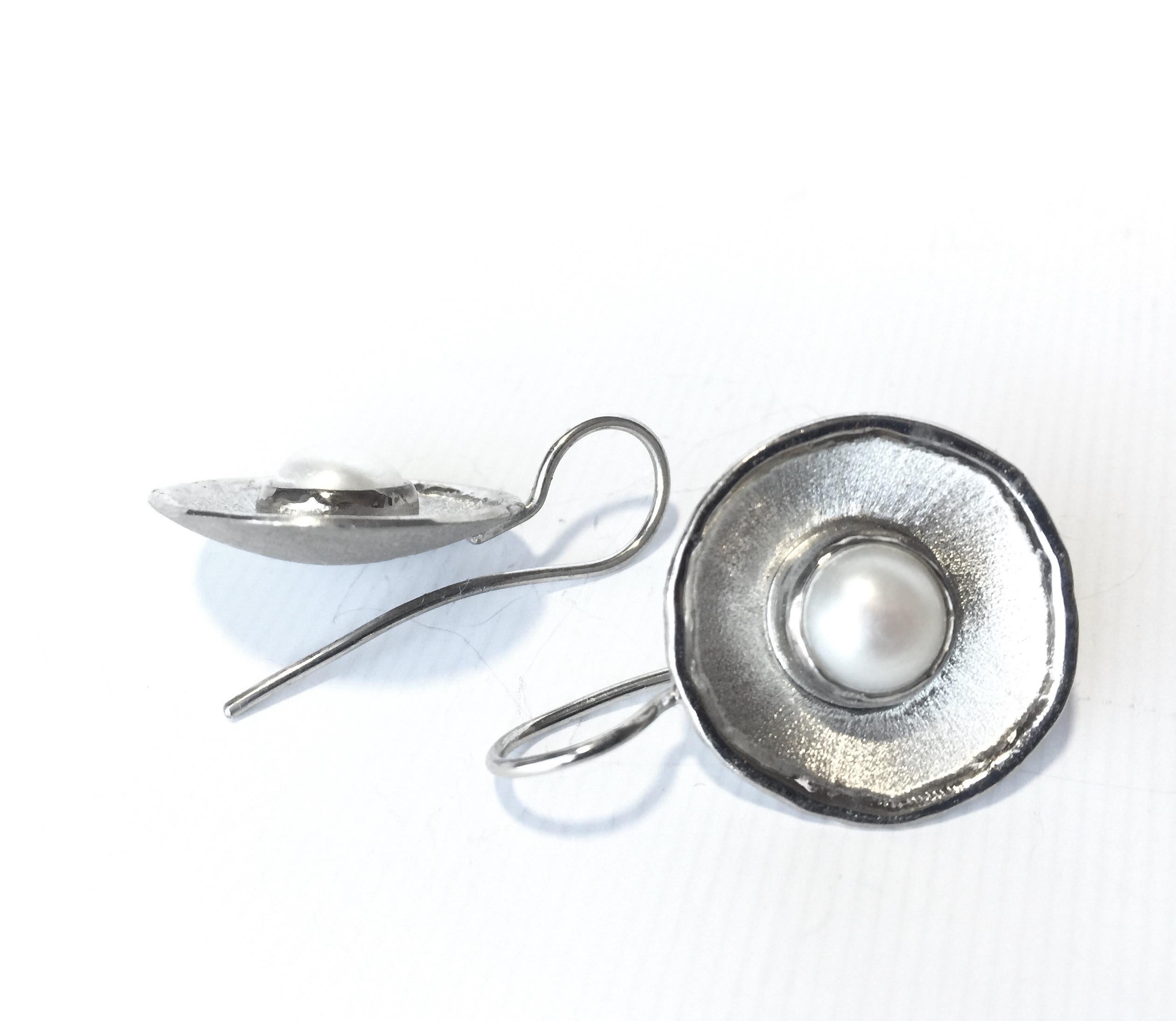 Yianni Kreationen Perle Feines Silber Palladium Runde Ohrhänger im Zustand „Neu“ im Angebot in Astoria, NY