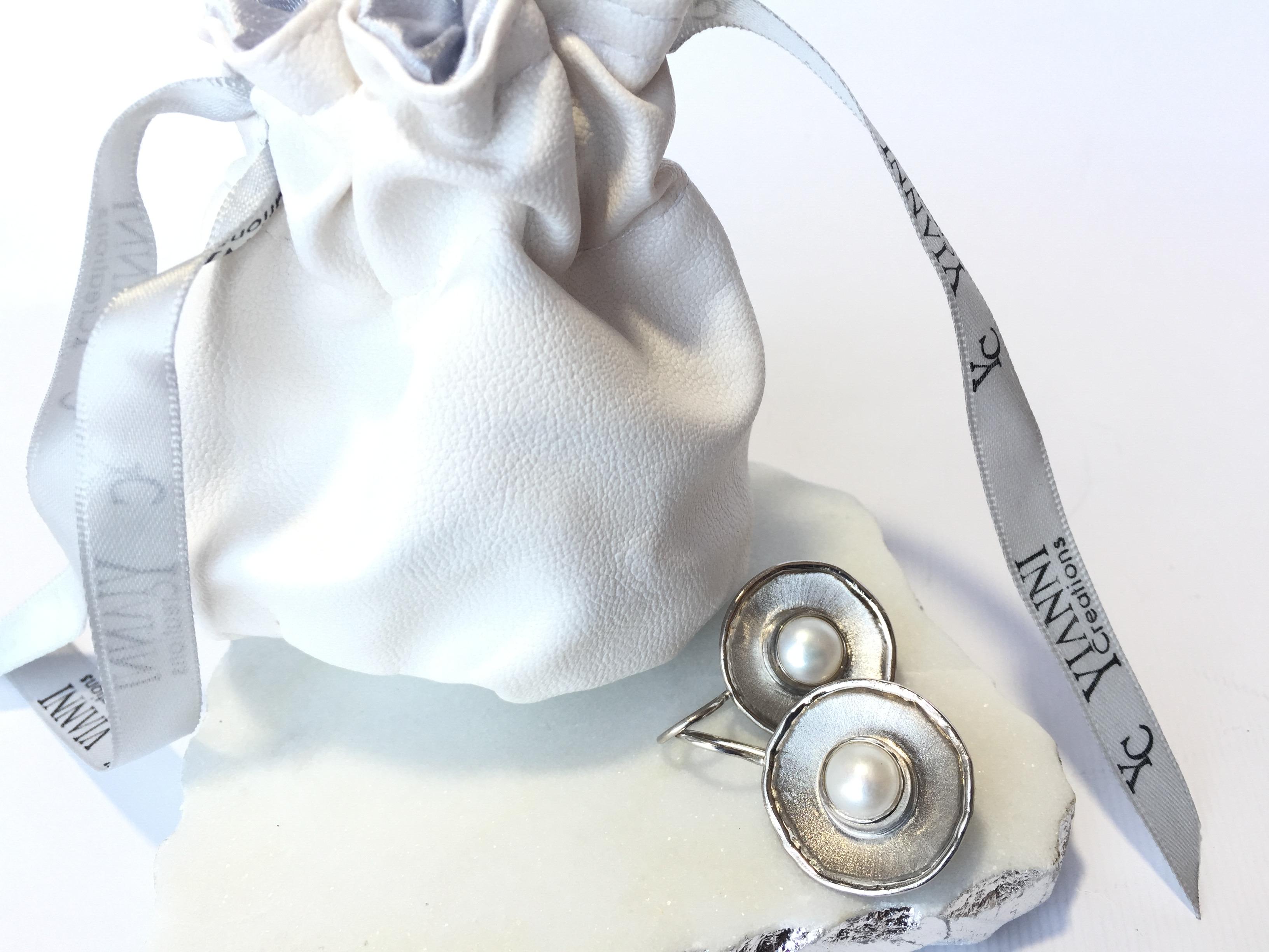 Yianni Creations Orecchini rotondi con perle in argento e palladio in vendita 2