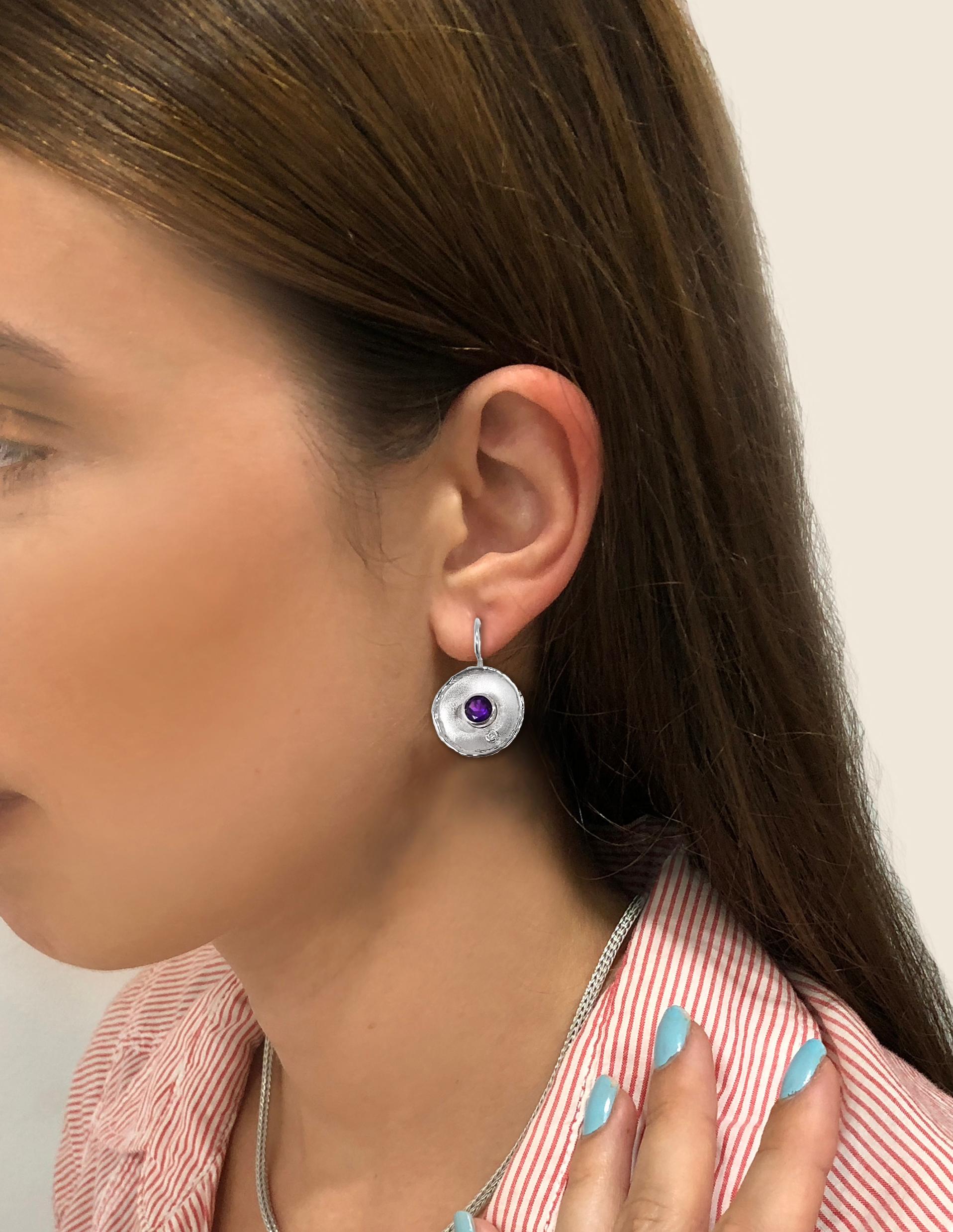 Contemporain Yianni Creations Boucles d'oreilles pendantes rondes en argent fin et palladium avec perles en vente