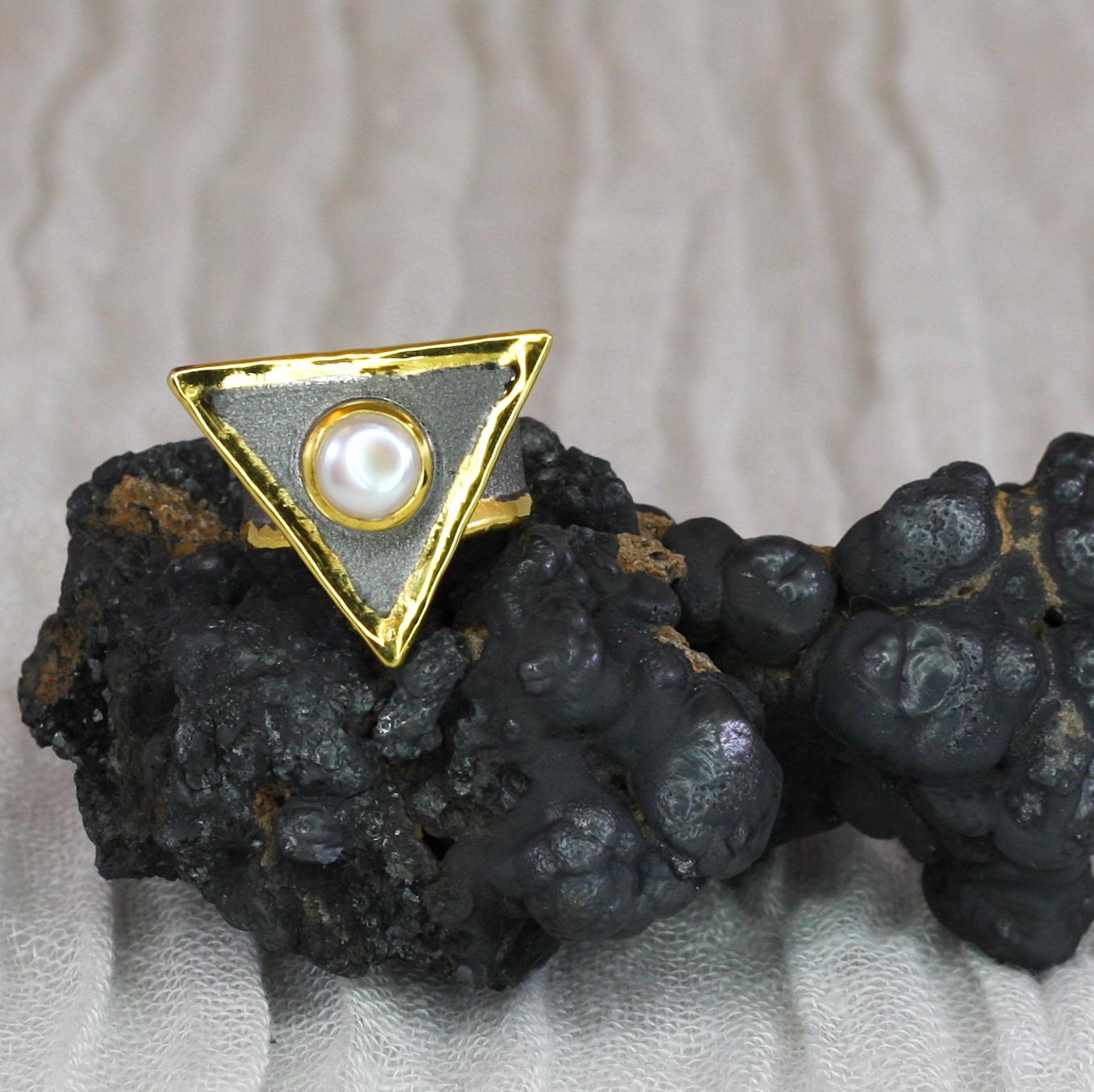 Yianni Creations Bague bicolore en argent fin, rhodium noir et perle d'or 24 carats en vente 4