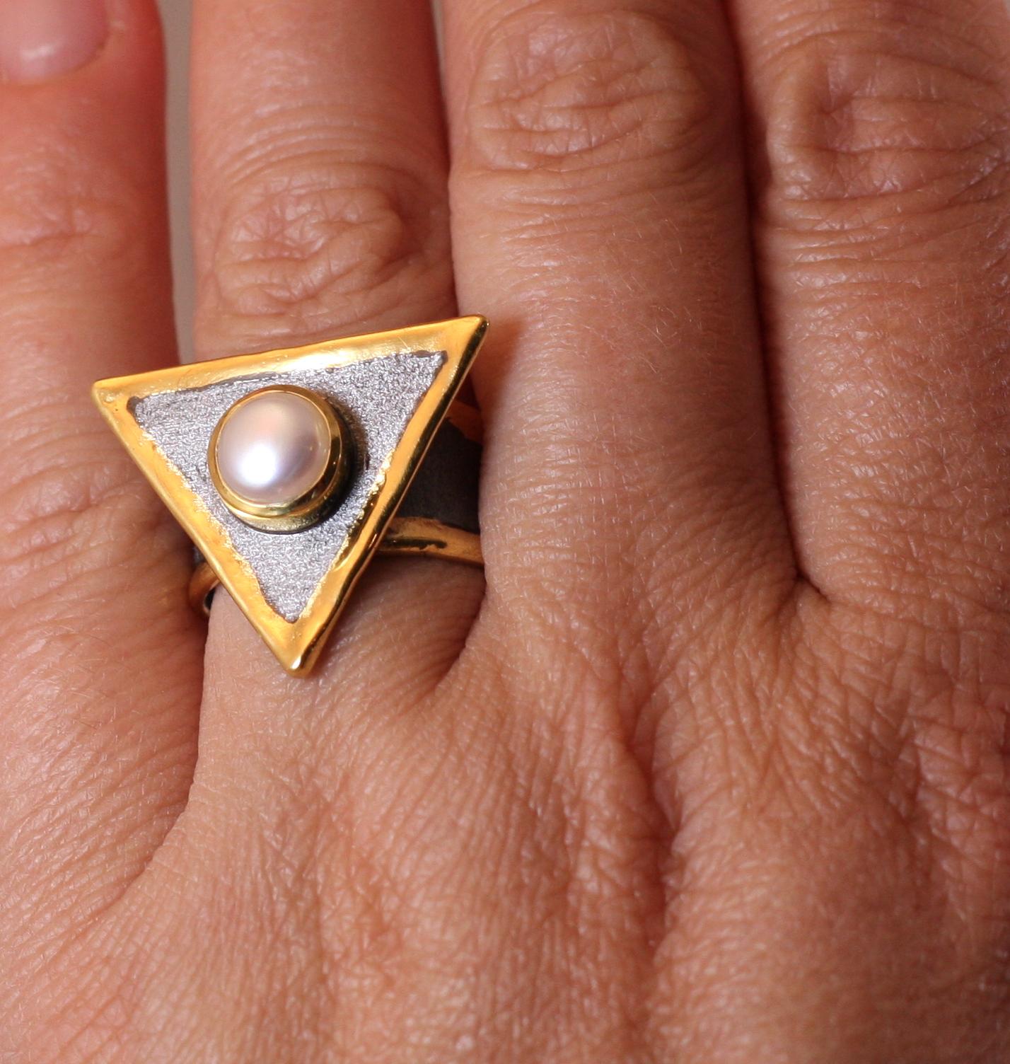 Contemporaneo Yianni Creations Anello bicolore in argento fino, rodio nero e perle in oro 24 carati in vendita