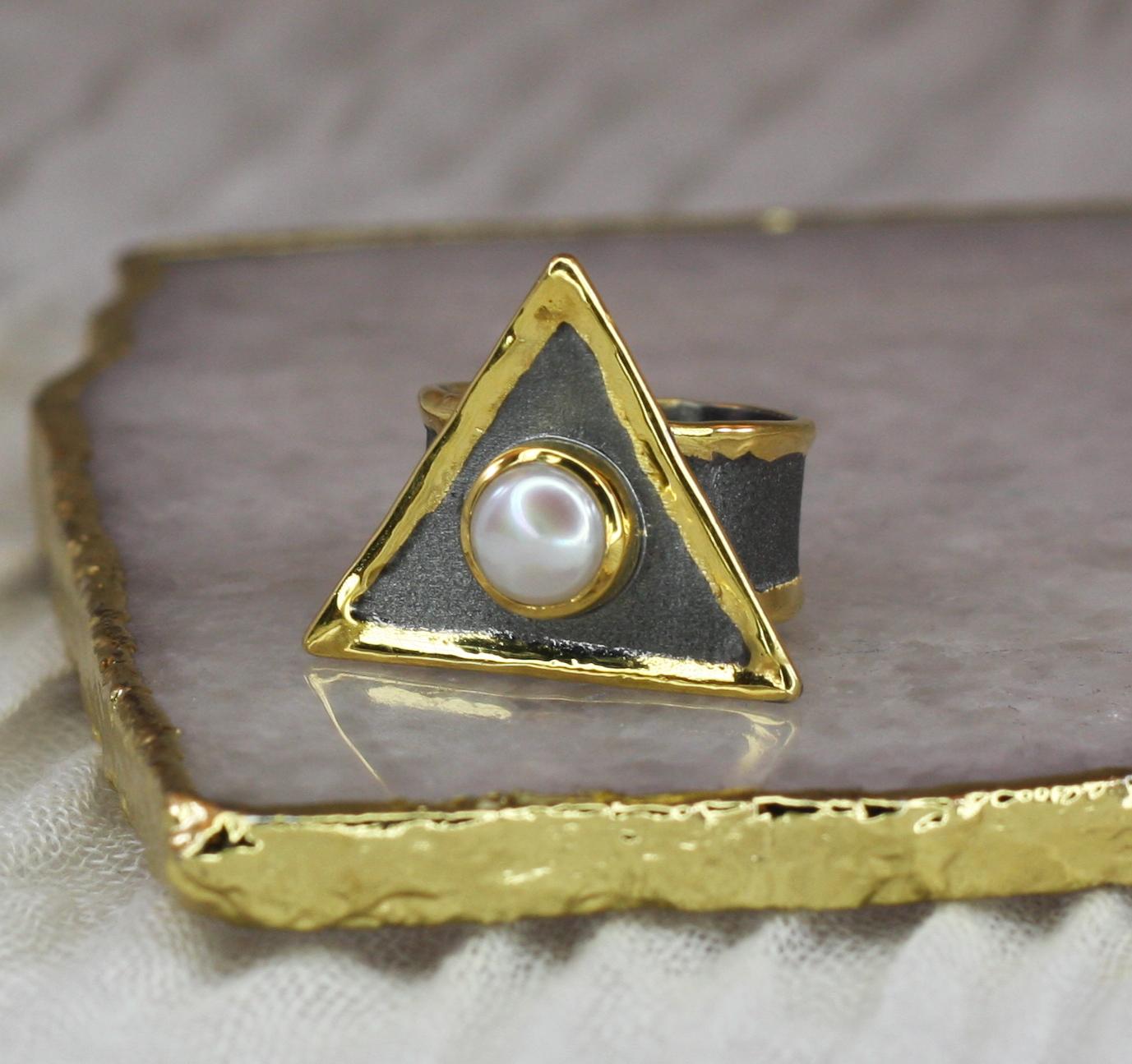 Yianni Creations Zweifarbiger Ring aus feinem Silber, schwarzem Rhodium und 24 Karat Gold mit Perlen Damen im Angebot