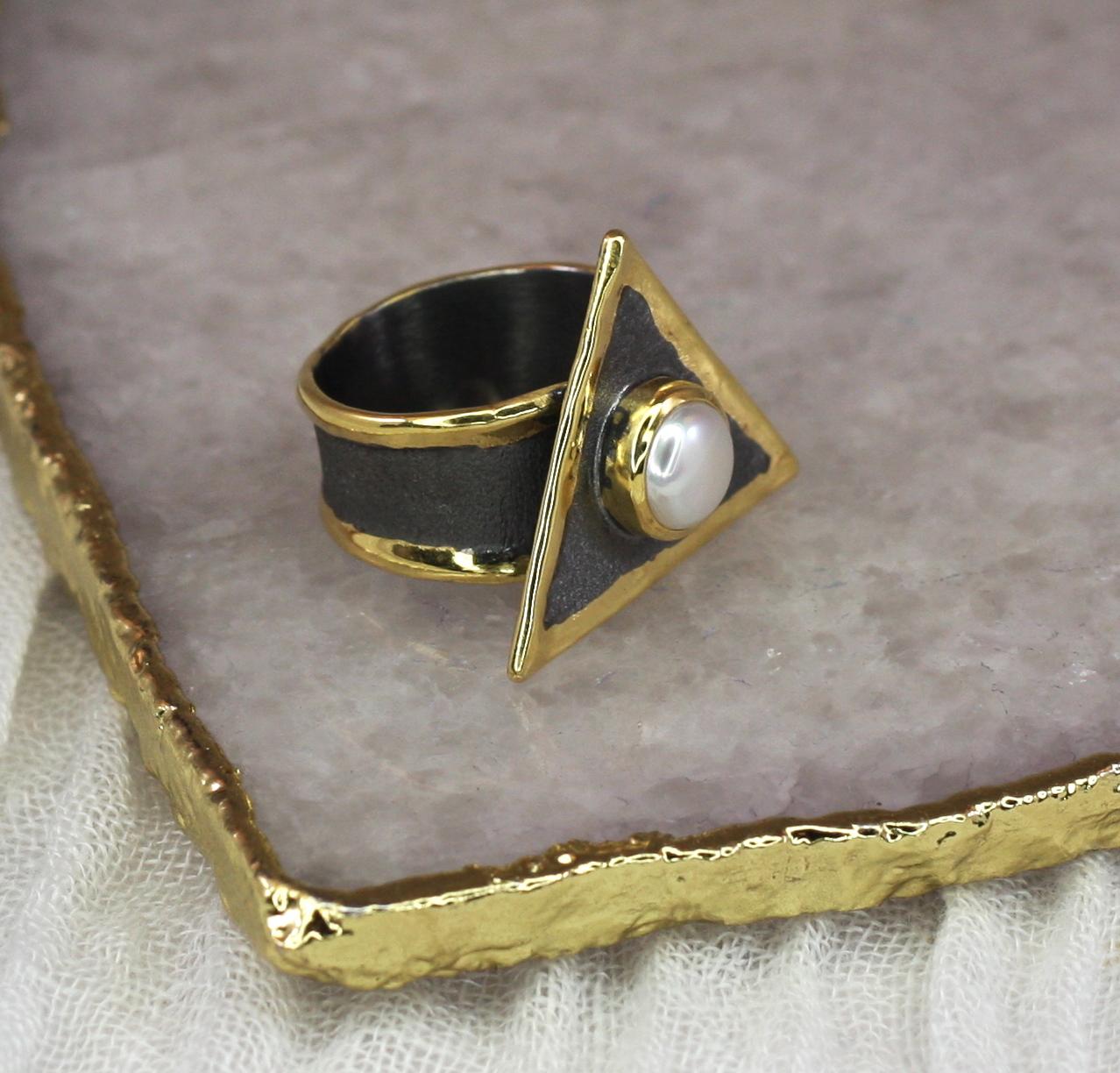 Yianni Creations Bague bicolore en argent fin, rhodium noir et perle d'or 24 carats en vente 1