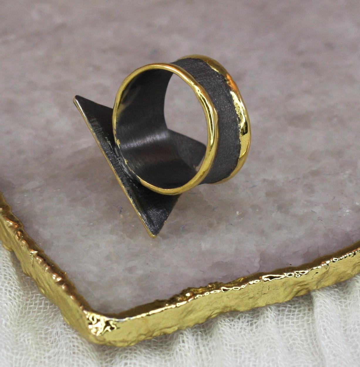 Yianni Creations Bague bicolore en argent fin, rhodium noir et perle d'or 24 carats en vente 2