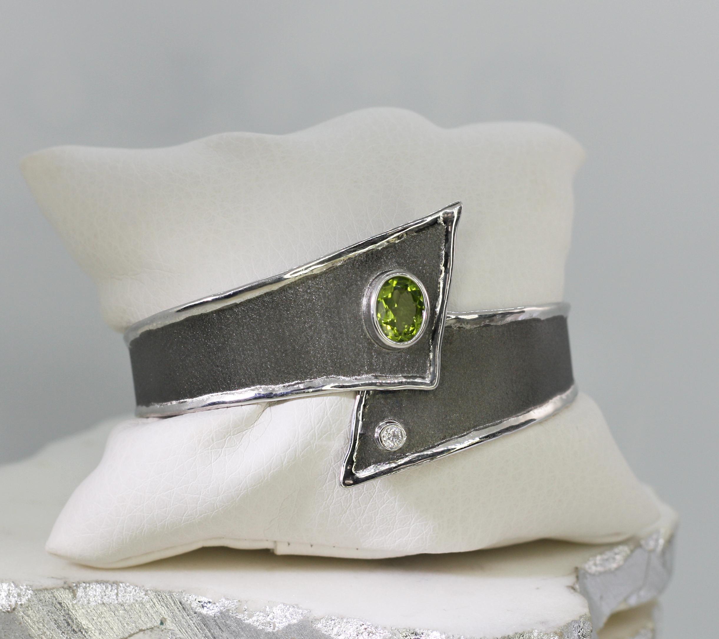 Yianni Creations Peridot and Diamond Fine Silver and Black Rhodium Cuff Bracelet For Sale 2