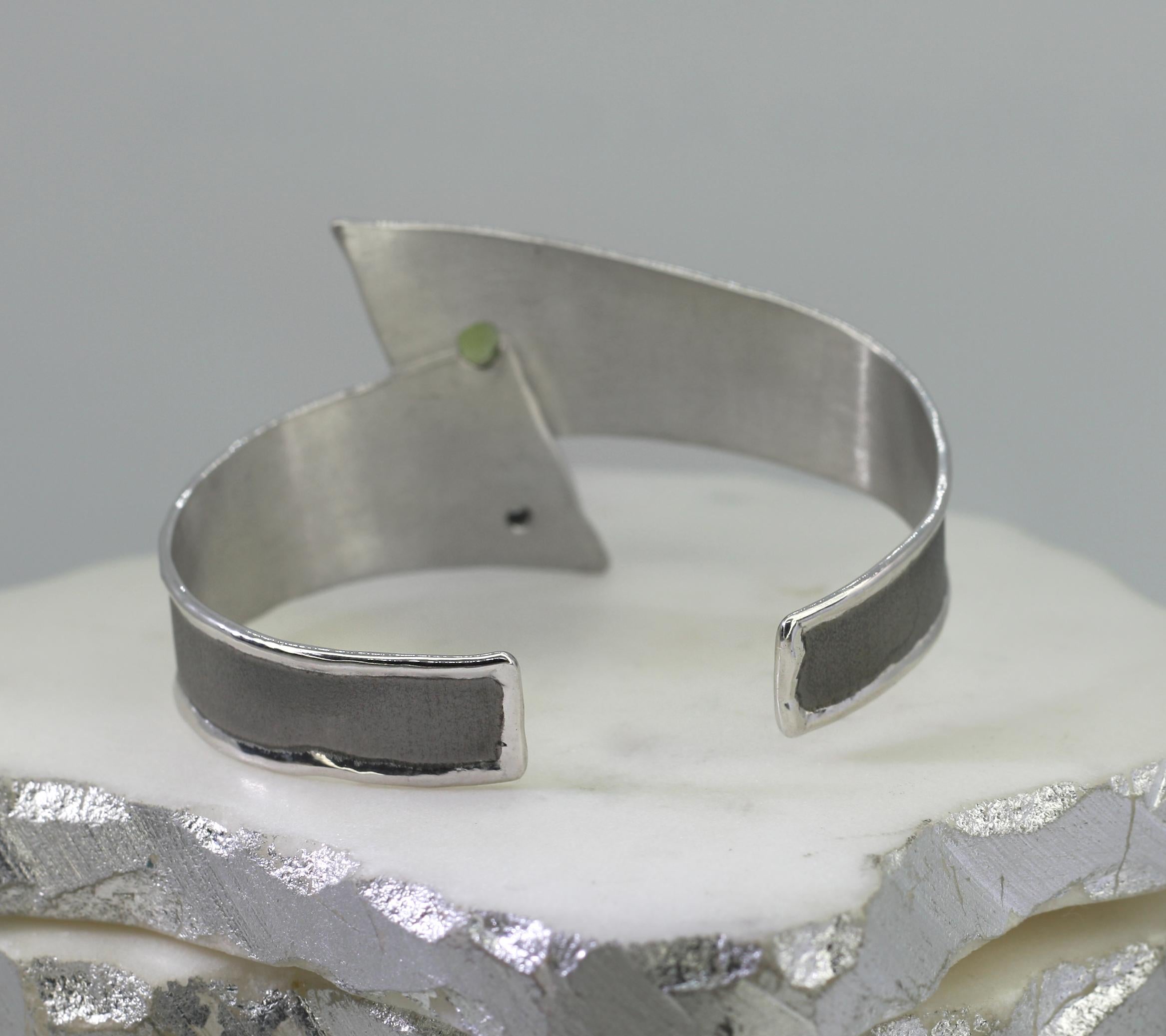 Yianni Creations Peridot and Diamond Fine Silver and Black Rhodium Cuff Bracelet For Sale 4