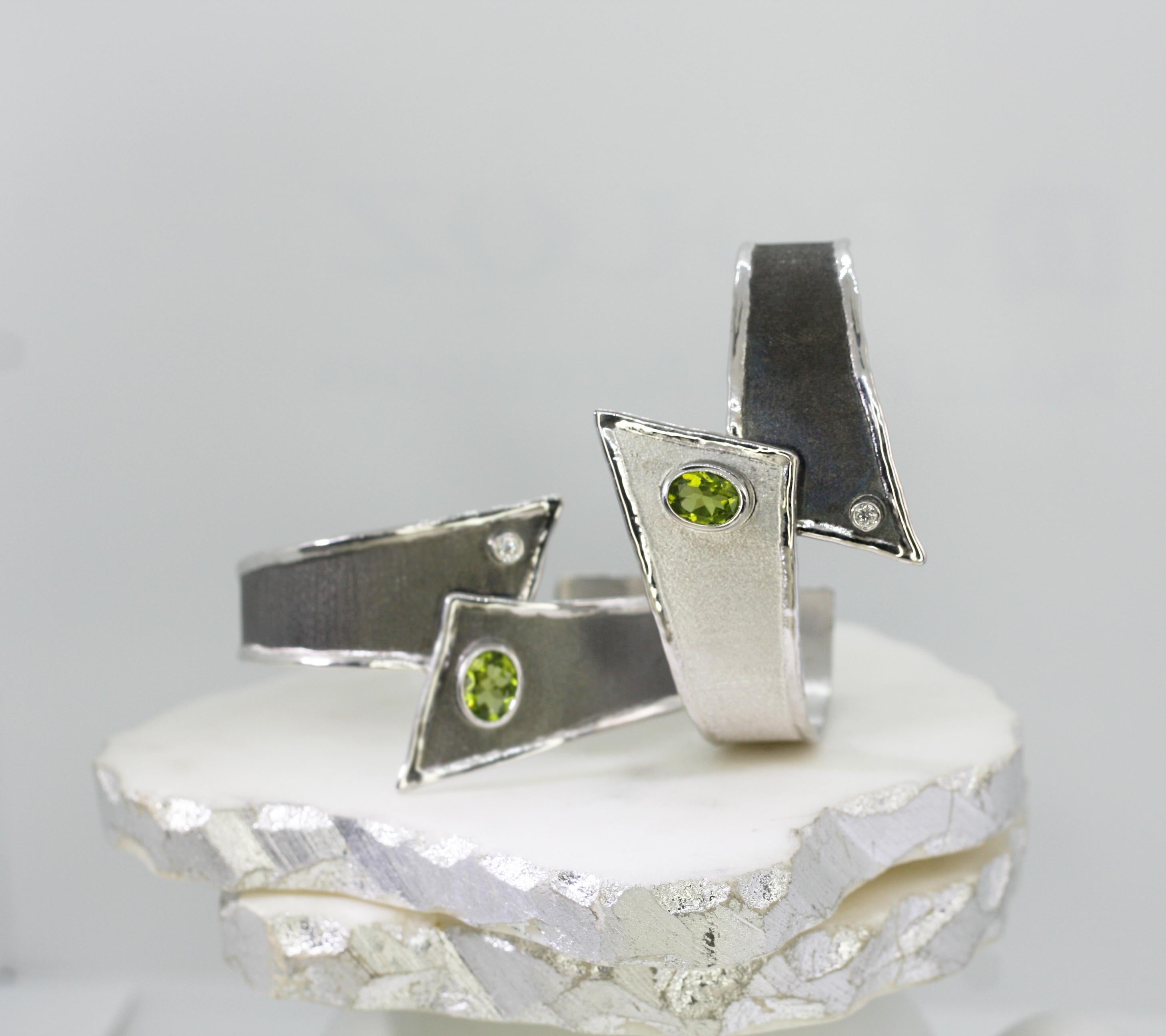 Yianni Kreationen Manschettenarmband mit Peridot und Diamant aus feinem Silber und schwarzem Rhodium im Angebot 2