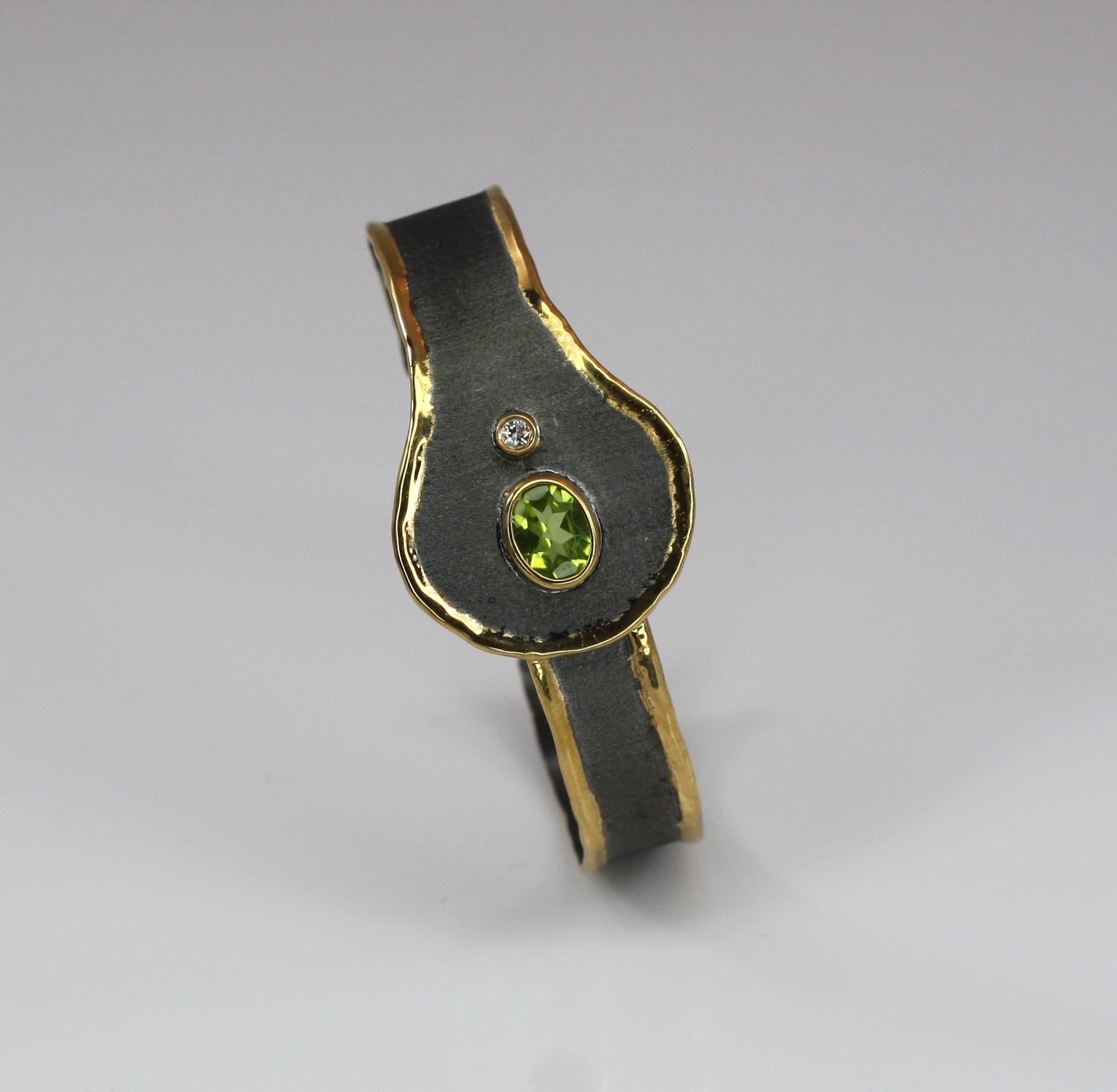 Yianni Creations handwerkliche Silber Armreif mit einem 2,00 Karat Peridot begleitet von 0,07 Karat Brillantschliff weißer Diamant und ist alle handgefertigt aus Feinsilber 950 Reinheit. Das Armband ist mit schwarzem Rhodium auf dem gebürsteten