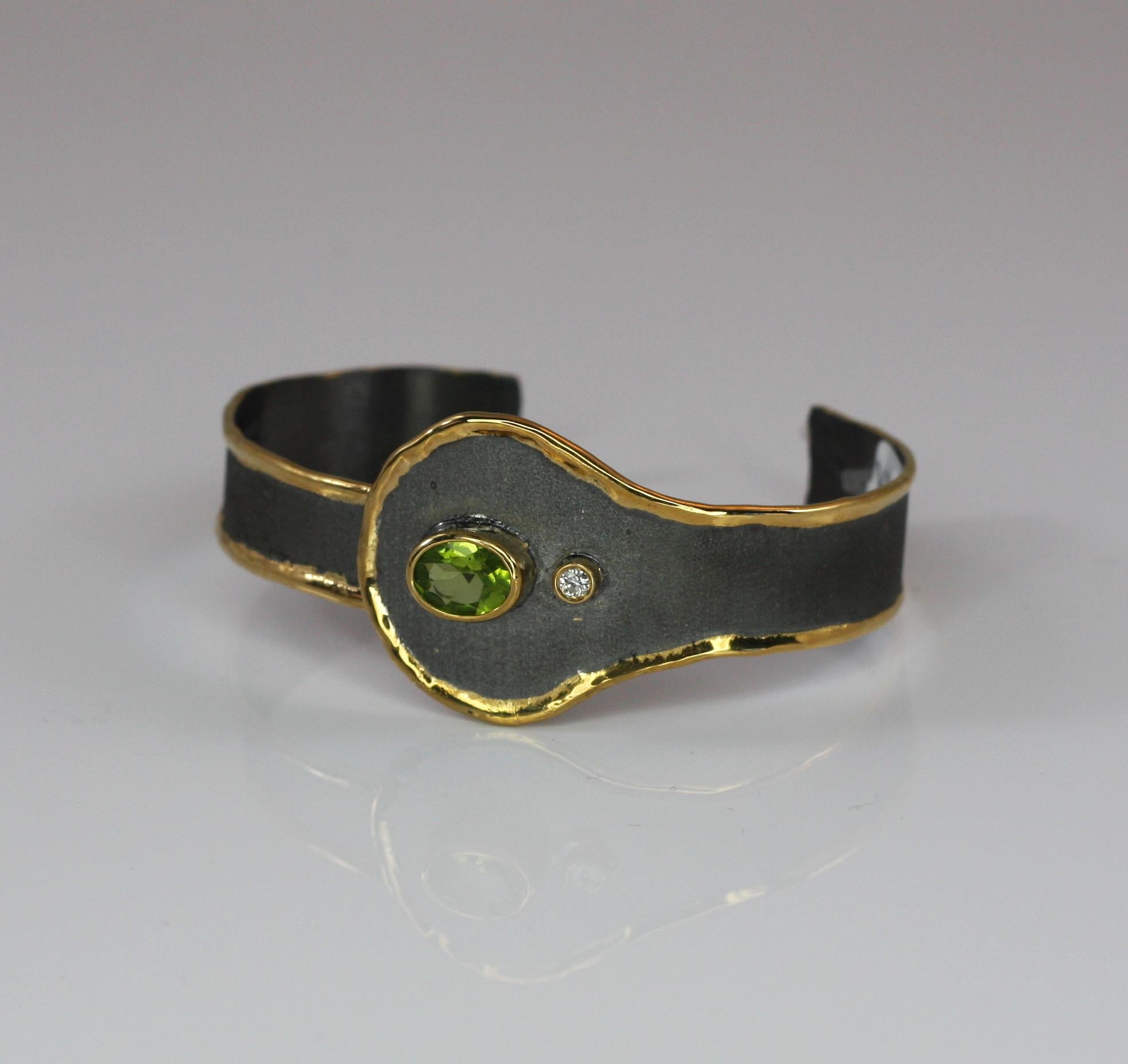 Yianni Creations Bracciale in argento con rodio e oro 24 K con peridoto e diamanti in vendita 1