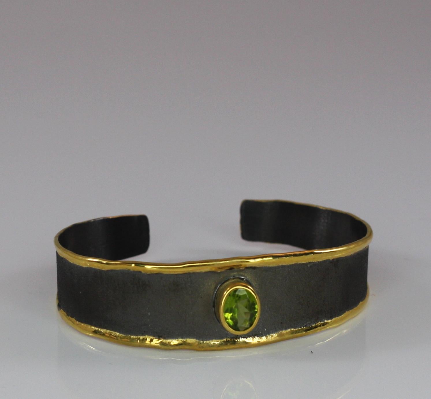 Yianni Creations Pulsera de oro de 24 quilates con peridoto de plata fina y rodio negro Corte oval en venta