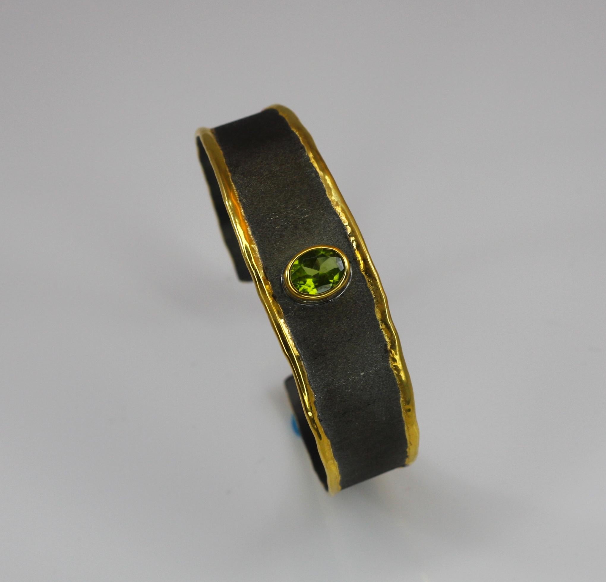 Yianni Creations Pulsera de oro de 24 quilates con peridoto de plata fina y rodio negro en Nuevo estado para la venta en Astoria, NY