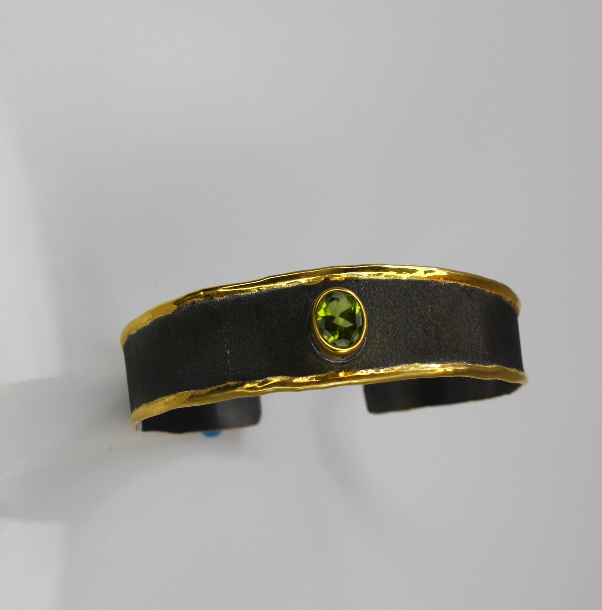 Femenino o masculino Yianni Creations Pulsera de oro de 24 quilates con peridoto de plata fina y rodio negro en venta