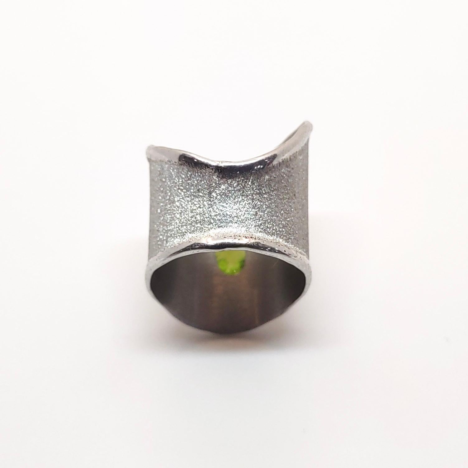 Yianni Kreationen Peridot-Ring aus feinem Silber und Palladium im Angebot 4