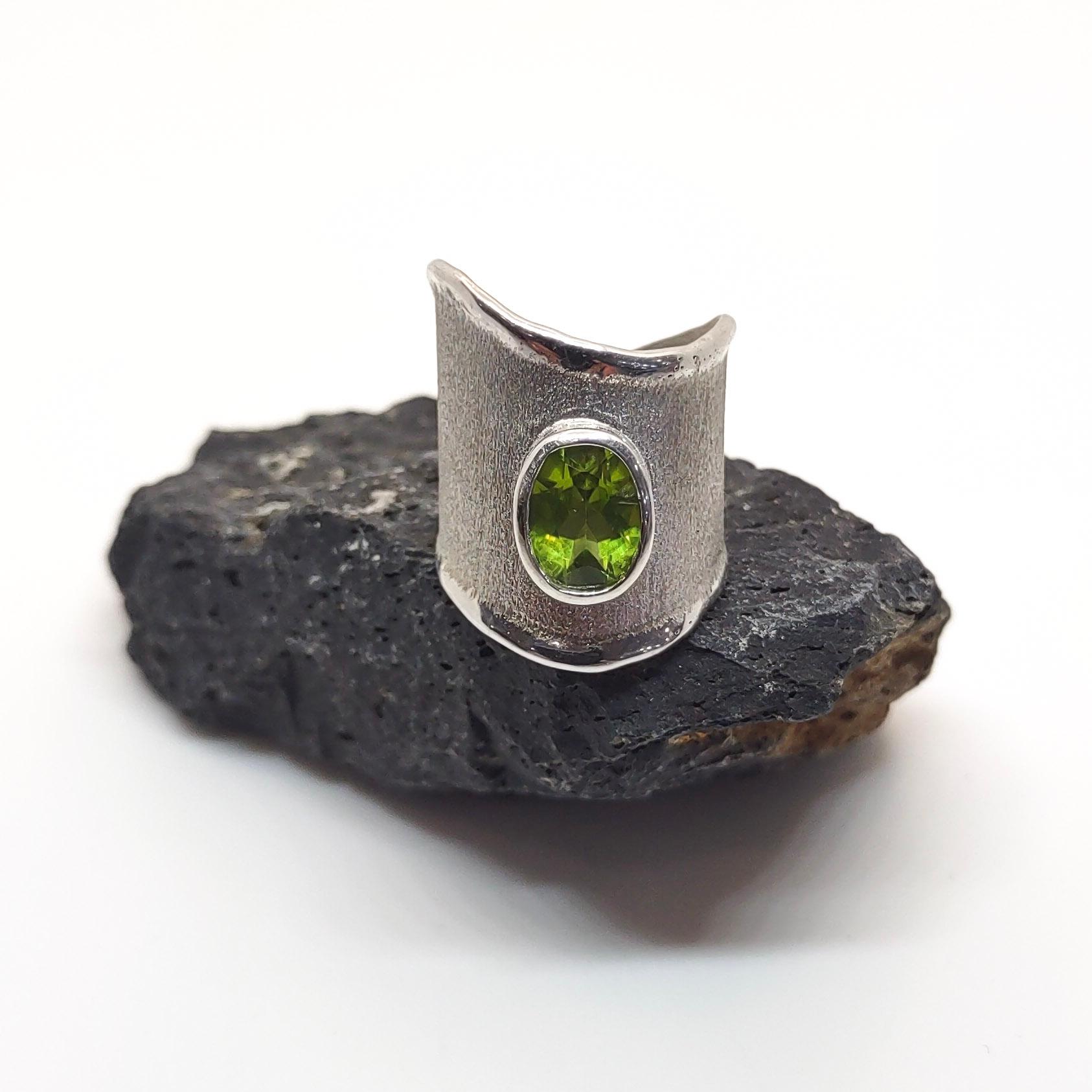 Yianni Creations Peridot Ring in Fine Silver and Palladium For Sale 5
