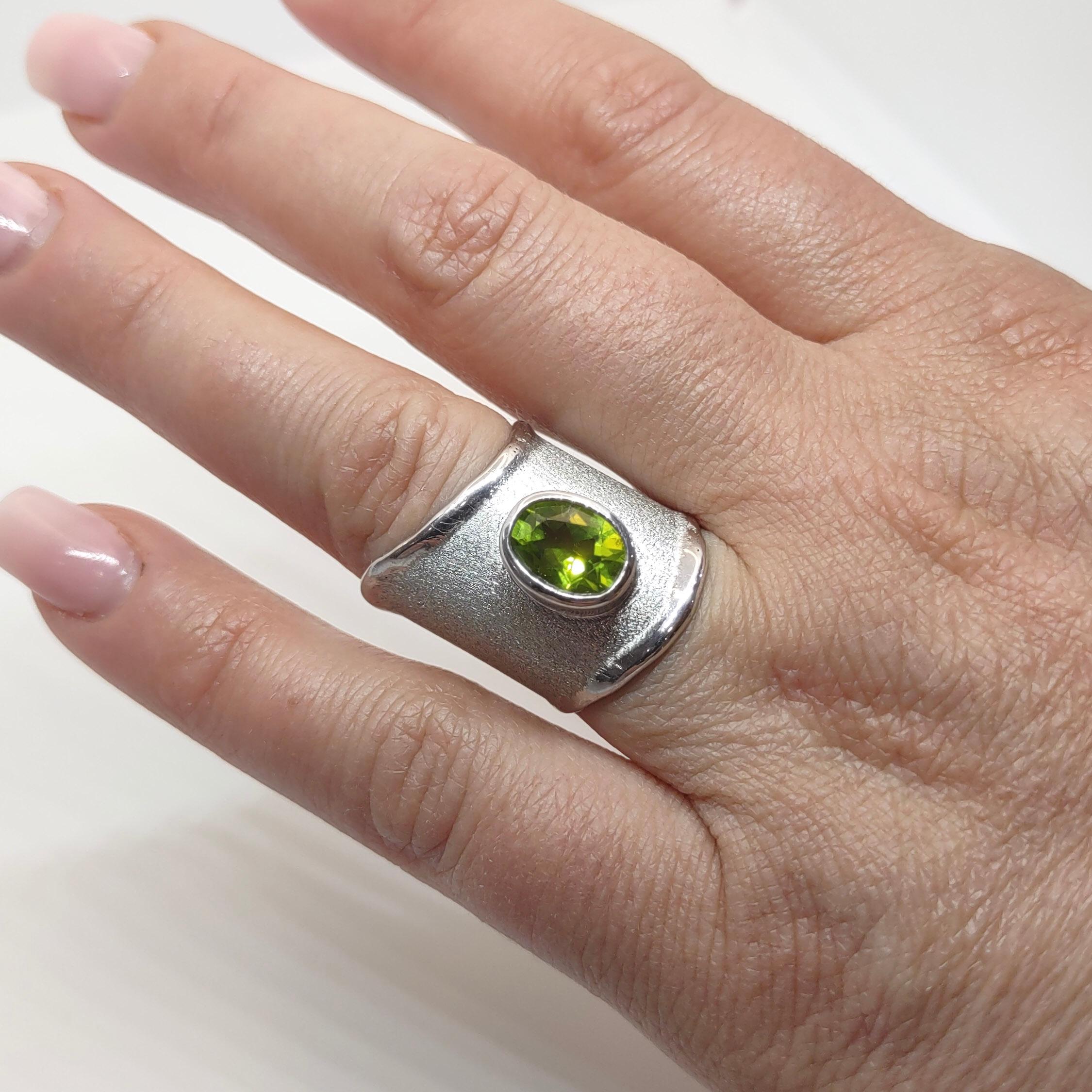 Yianni Creations Peridot Ring in Fine Silver and Palladium For Sale 7