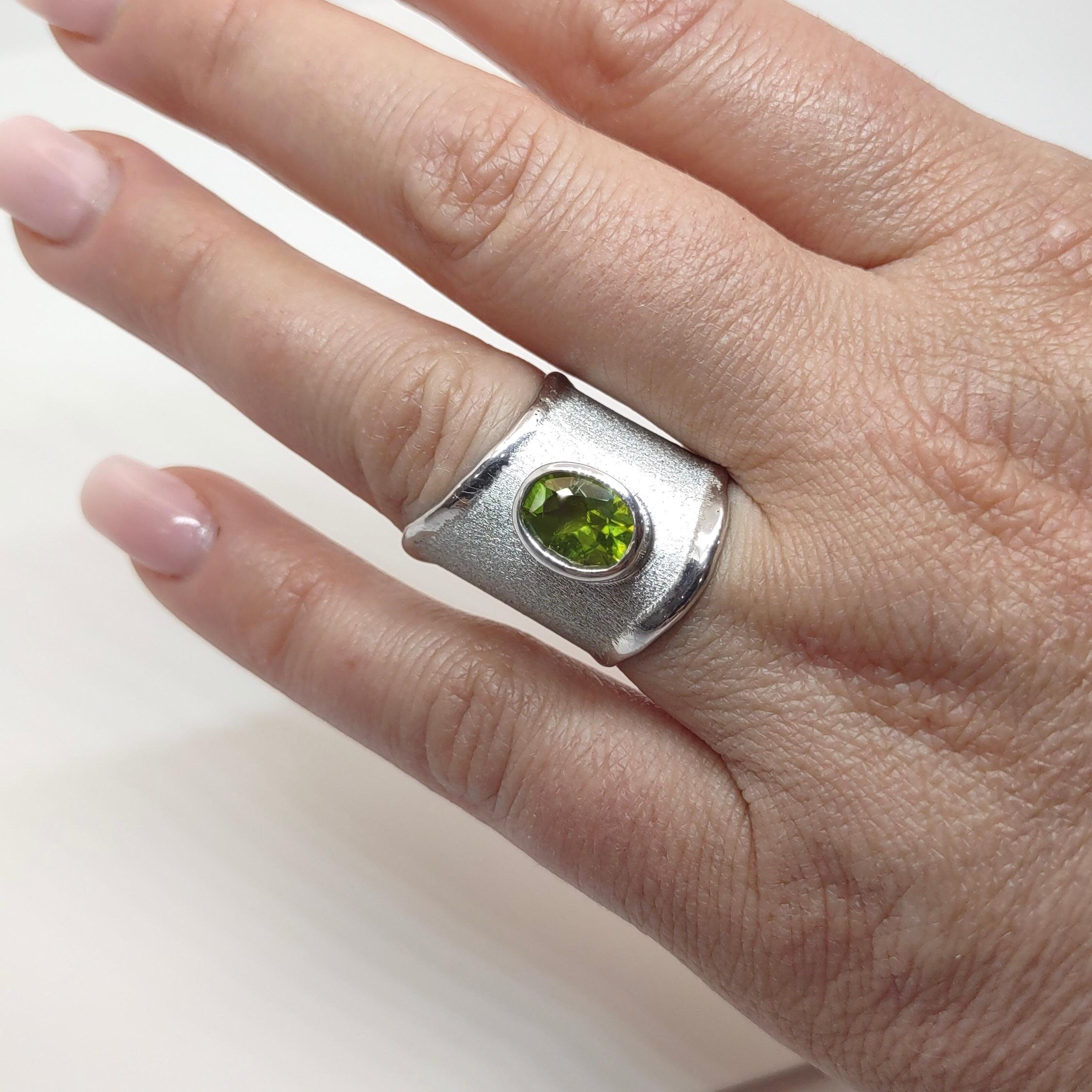 Yianni Creations Peridot Ring in Fine Silver and Palladium For Sale 8