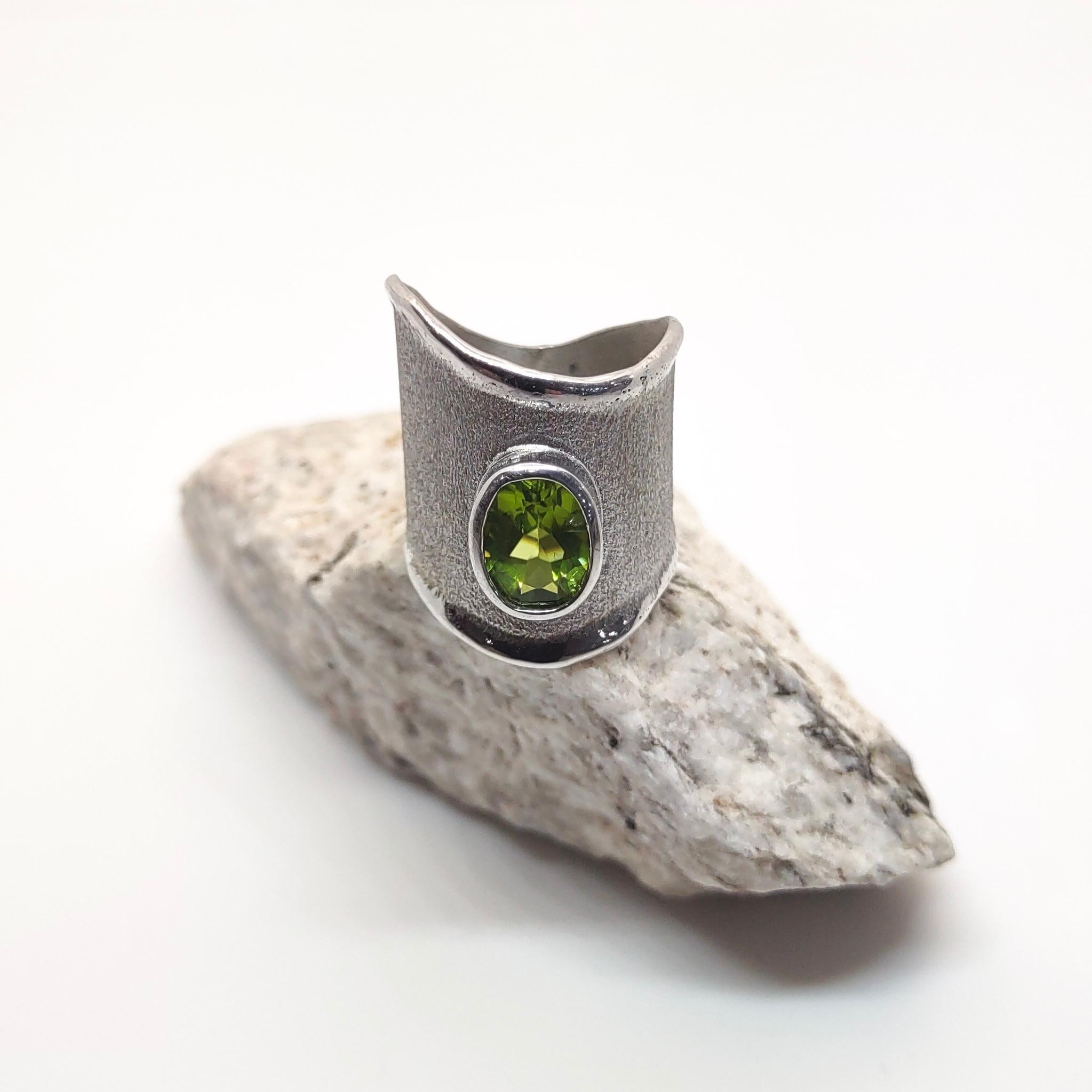 Yianni Creations Ammos Kollektion 100 % handgefertigter Ring aus feinem Silber mit 2,00 Karat Peridot, ergänzt durch einzigartige Handwerkstechniken - gebürstete Textur und von der Natur inspirierte flüssige Kanten. Der Kern dieses schönen