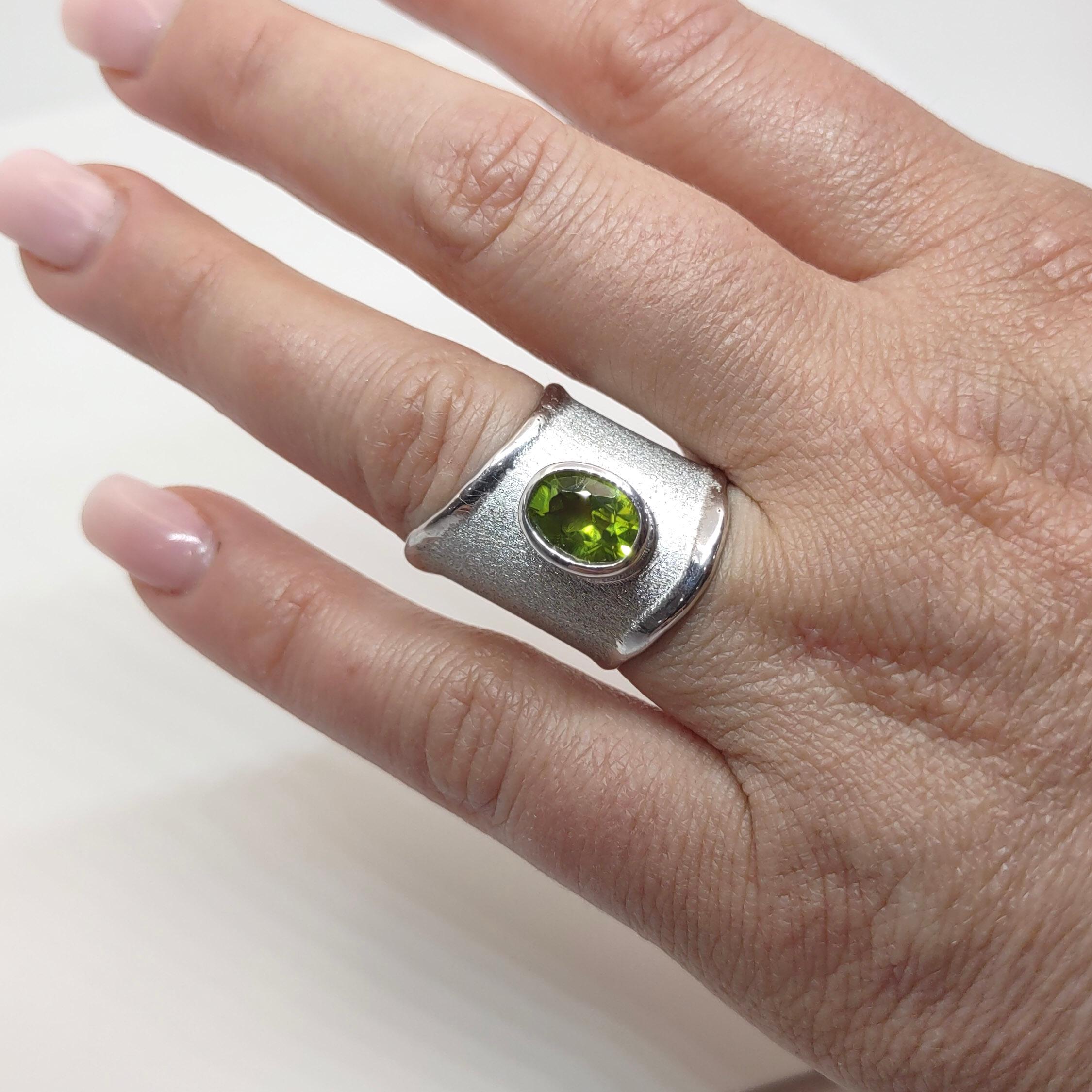 Contemporary Yianni Creations Peridot Ring in Fine Silver and Palladium For Sale