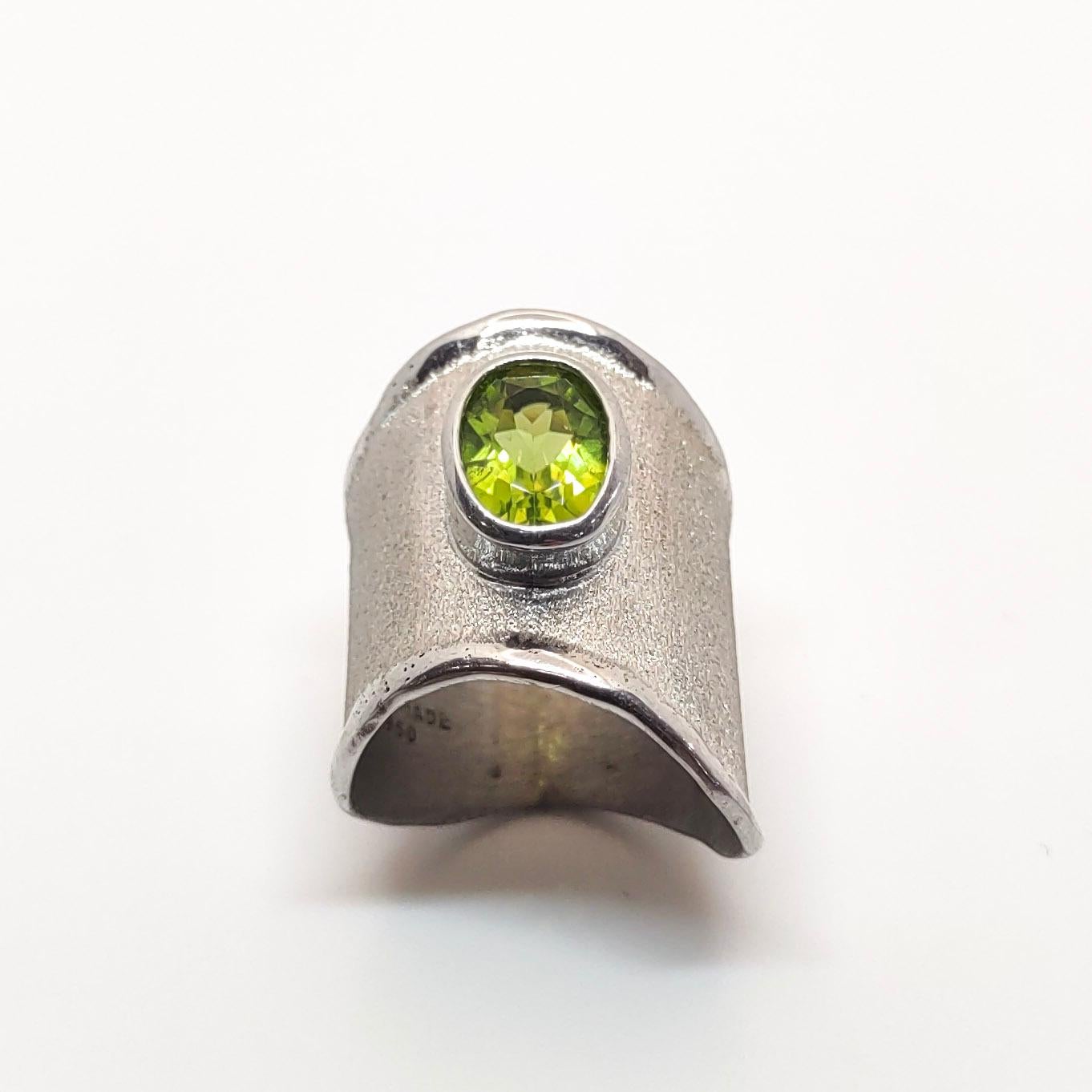 Yianni Creations Peridot Ring in Fine Silver and Palladium In New Condition For Sale In Astoria, NY