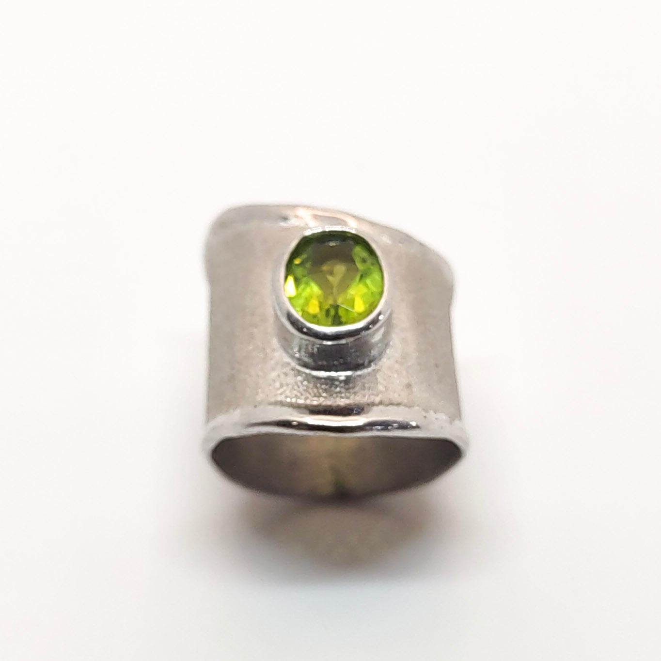 Women's Yianni Creations Peridot Ring in Fine Silver and Palladium For Sale