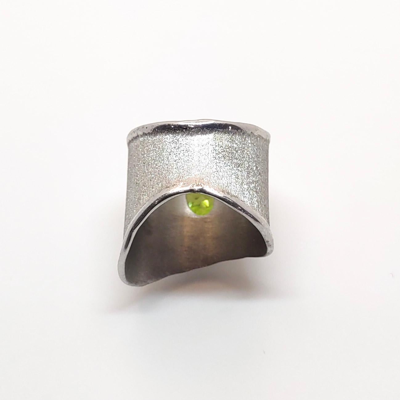 Yianni Creations Peridot Ring in Fine Silver and Palladium For Sale 3