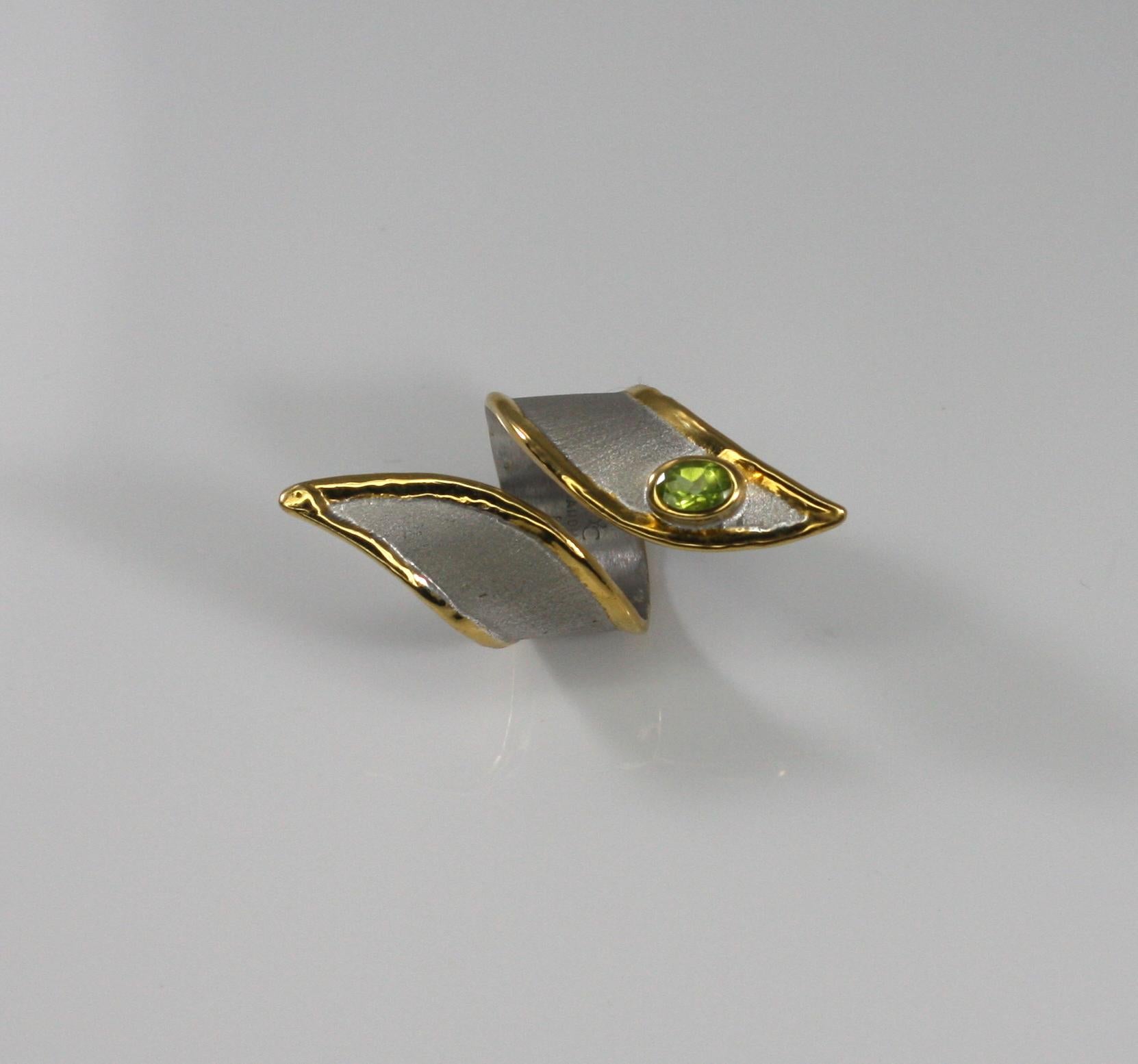 Contemporary Yianni Creations Peridot Fine Silver with Palladium and 24 Karat Gold Band Ring For Sale