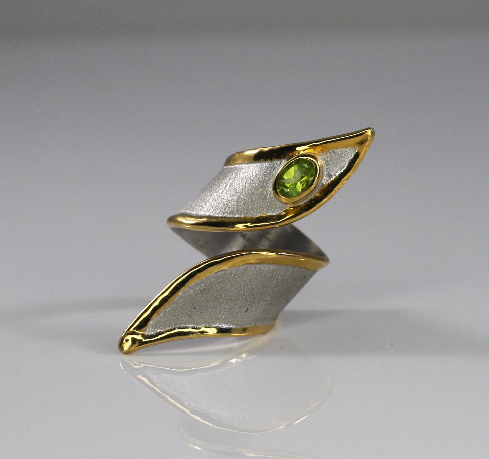 Yianni Creations Peridot Fine Silver with Palladium and 24 Karat Gold Band Ring In New Condition For Sale In Astoria, NY