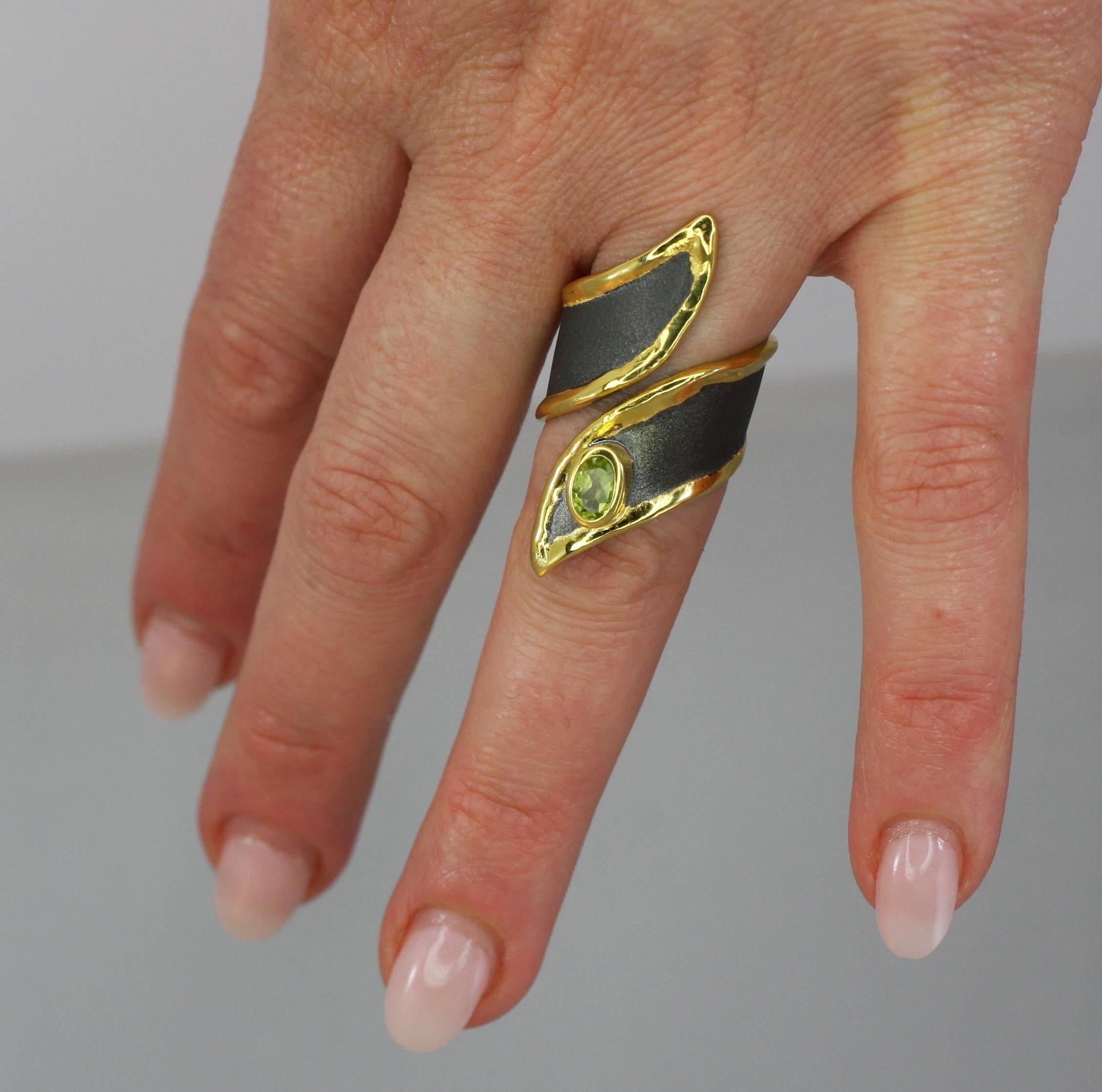 Anillo Yianni Creations Peridoto fino de plata de 24 quilates y oro negro rodiado en venta 10
