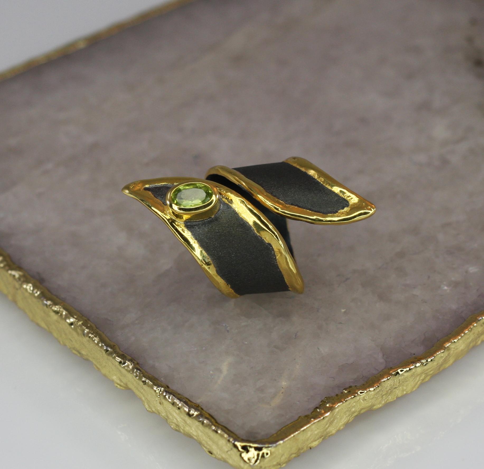 Anillo Yianni Creations Peridoto fino de plata de 24 quilates y oro negro rodiado en venta 11