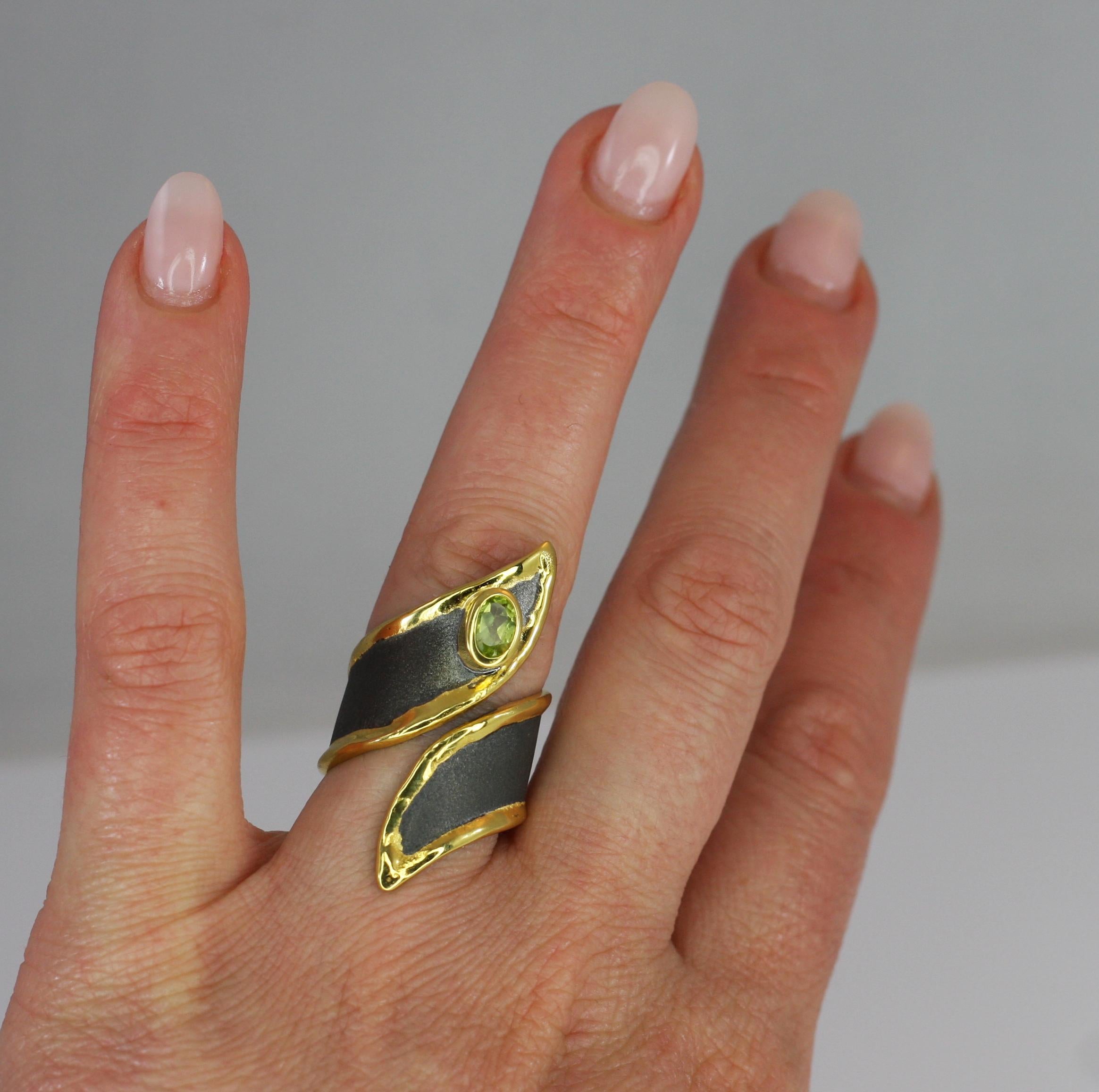 Anillo Yianni Creations Peridoto fino de plata de 24 quilates y oro negro rodiado Contemporáneo en venta