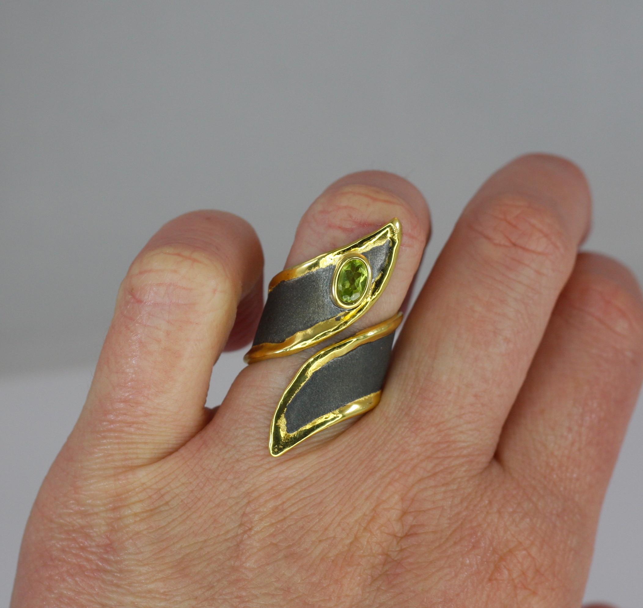 Anillo Yianni Creations Peridoto fino de plata de 24 quilates y oro negro rodiado Corte oval en venta