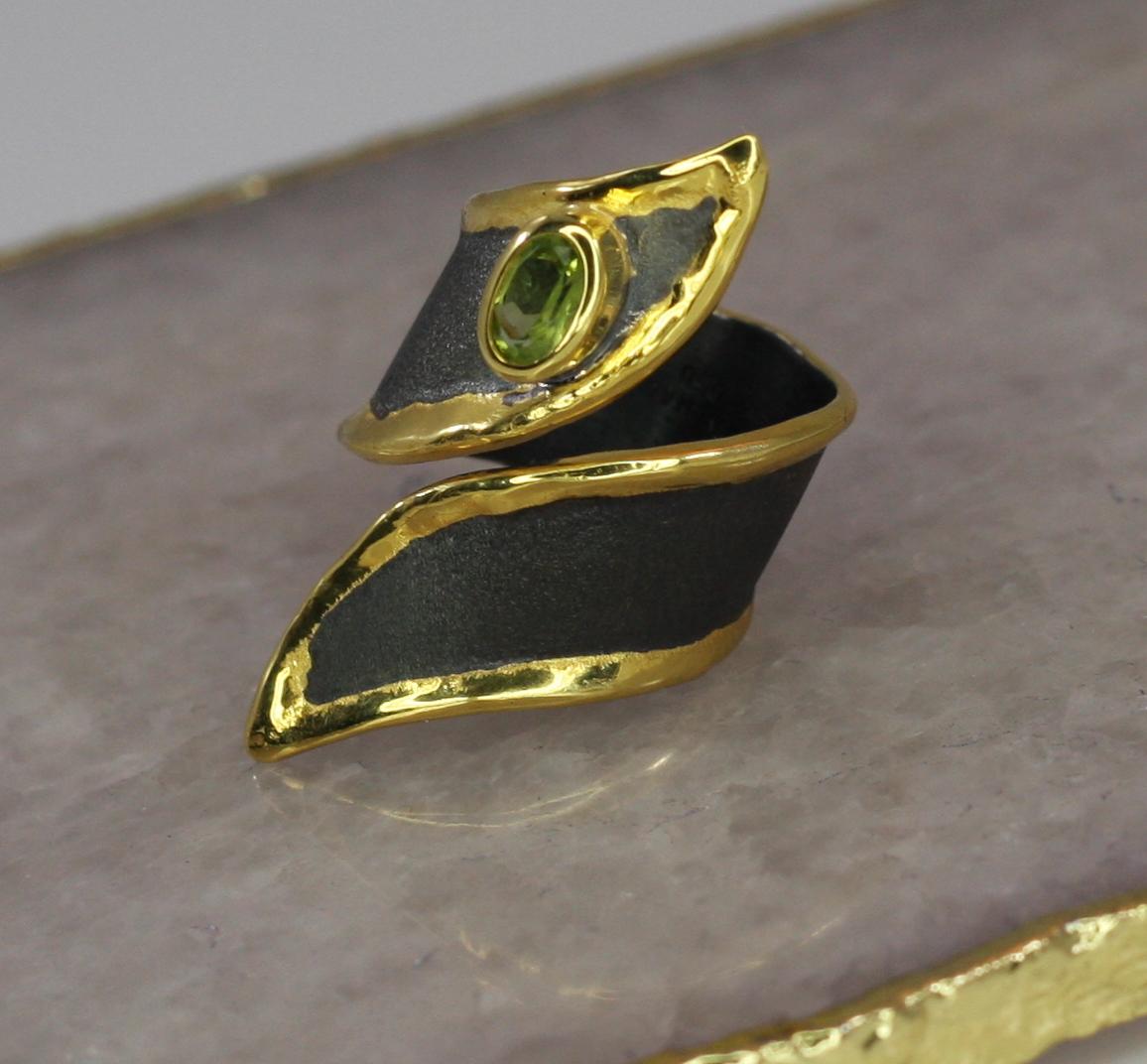 Yianni Creations Peridot Fine Silver 24 Karat Gold Black Rhodium Ring In New Condition For Sale In Astoria, NY