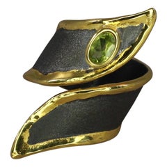 Yianni Creations Anello con peridoto in argento fino a 24 carati e rodio nero