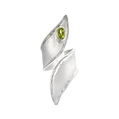 Yianni Creations Anello a fascia larga lunga in argento fino e palladio con petidoto