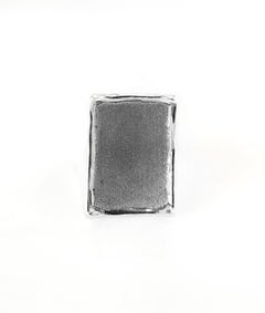 Anello rettangolare in argento e rodio nero ossidato di Yianni Creations